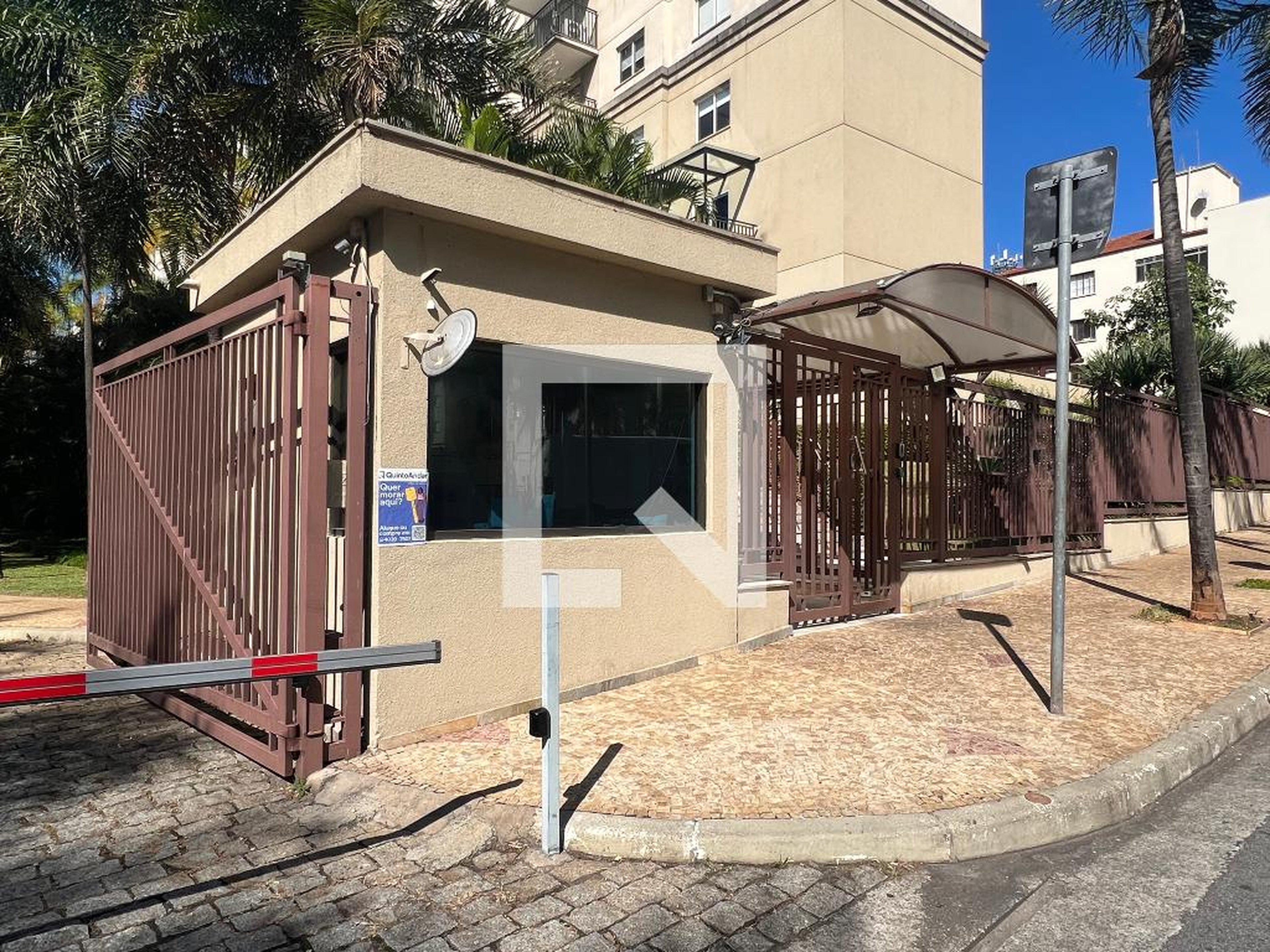 Fachada Condomínio em Rua Joaquim Ferreira da Rocha, 125