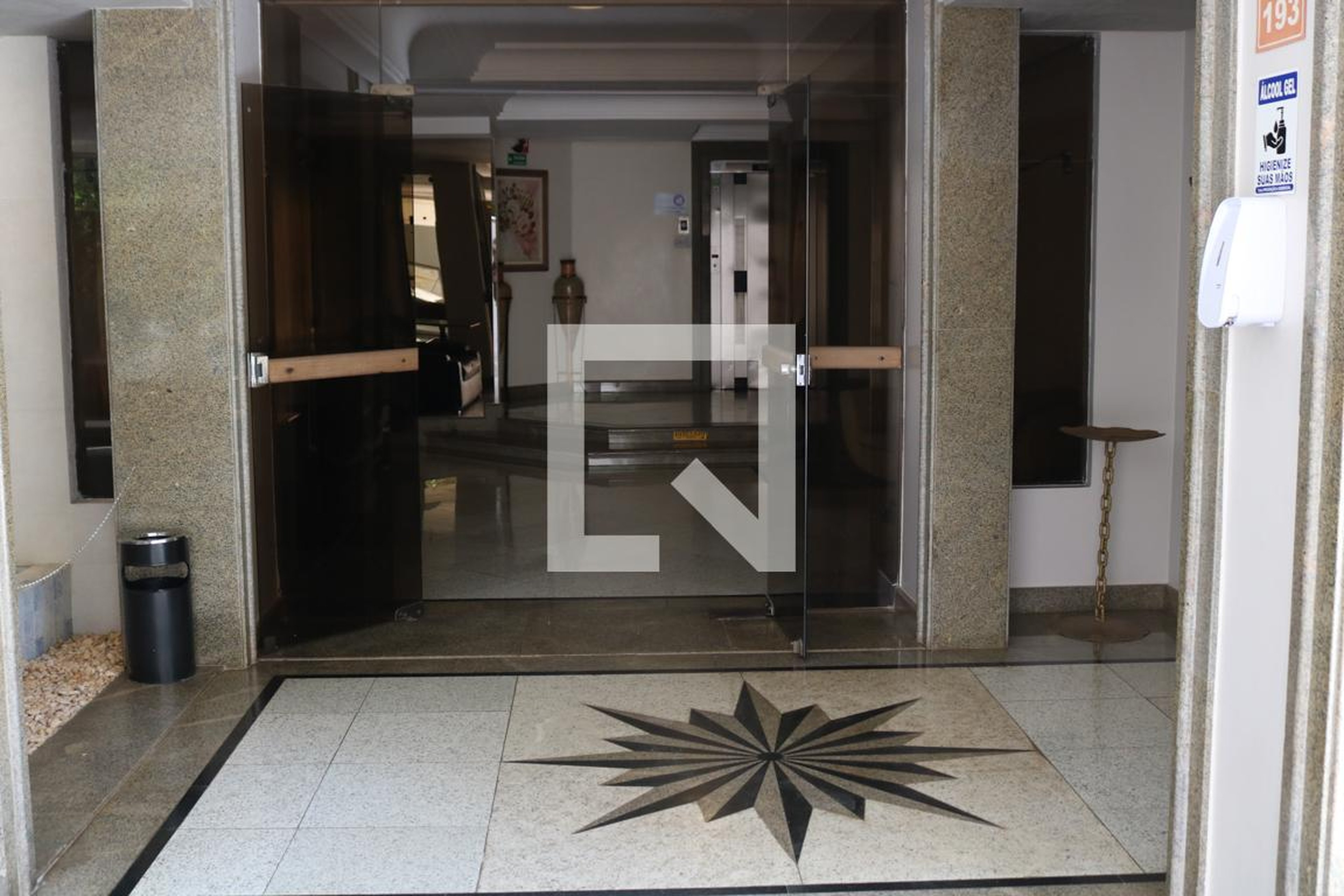 Hall de entrada Condomínio M Orlando