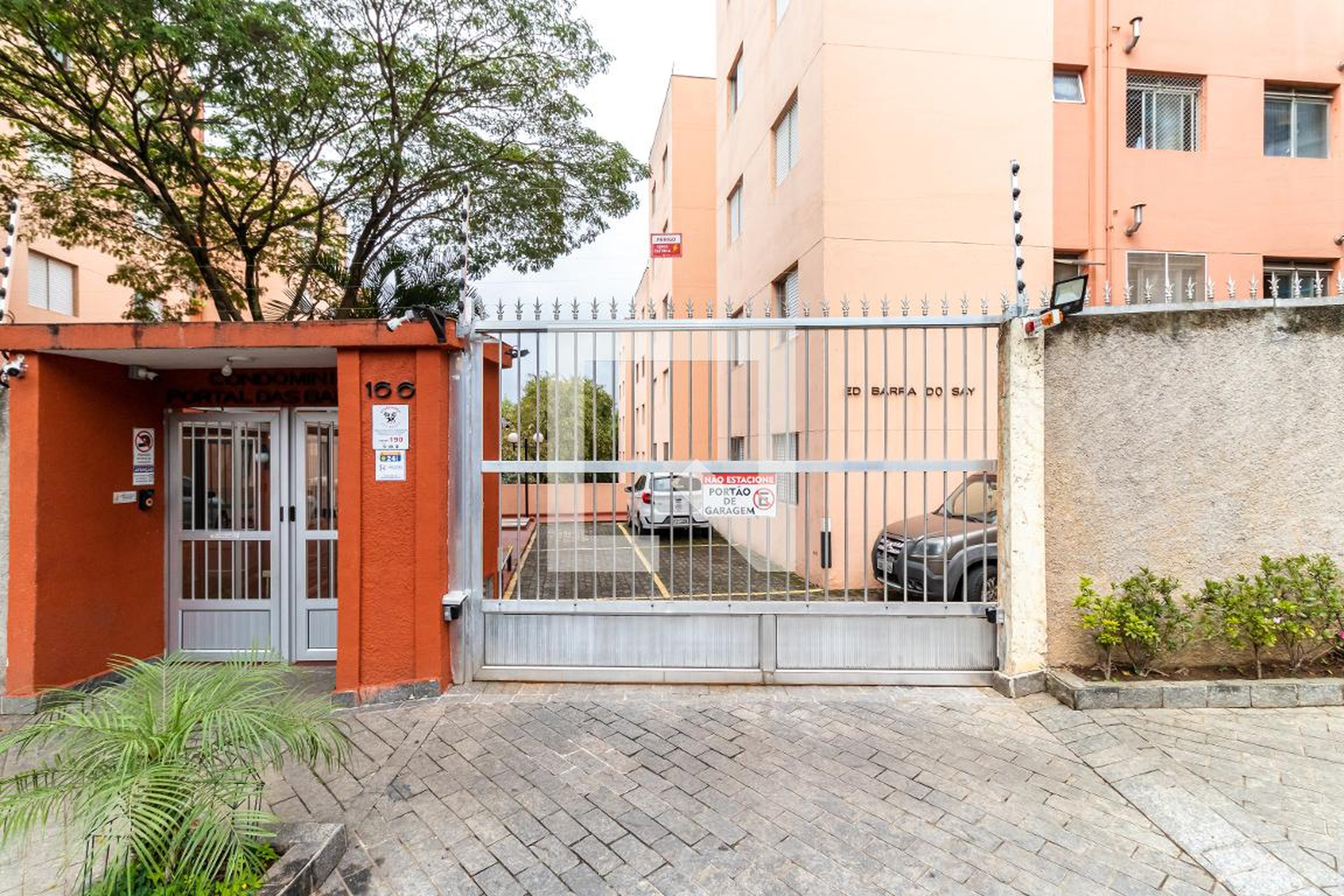 Fachada do Condomínio Condomínio Portal das Barras