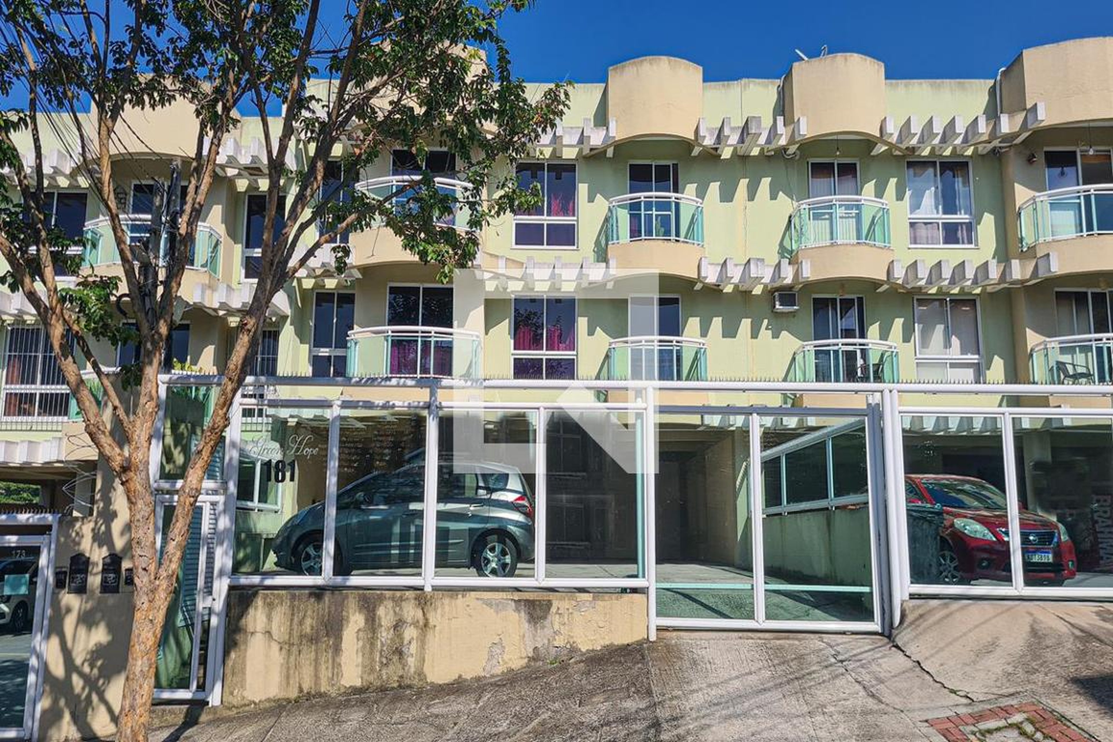 Fachada Condomínio em Rua Caetano da Silva, 181