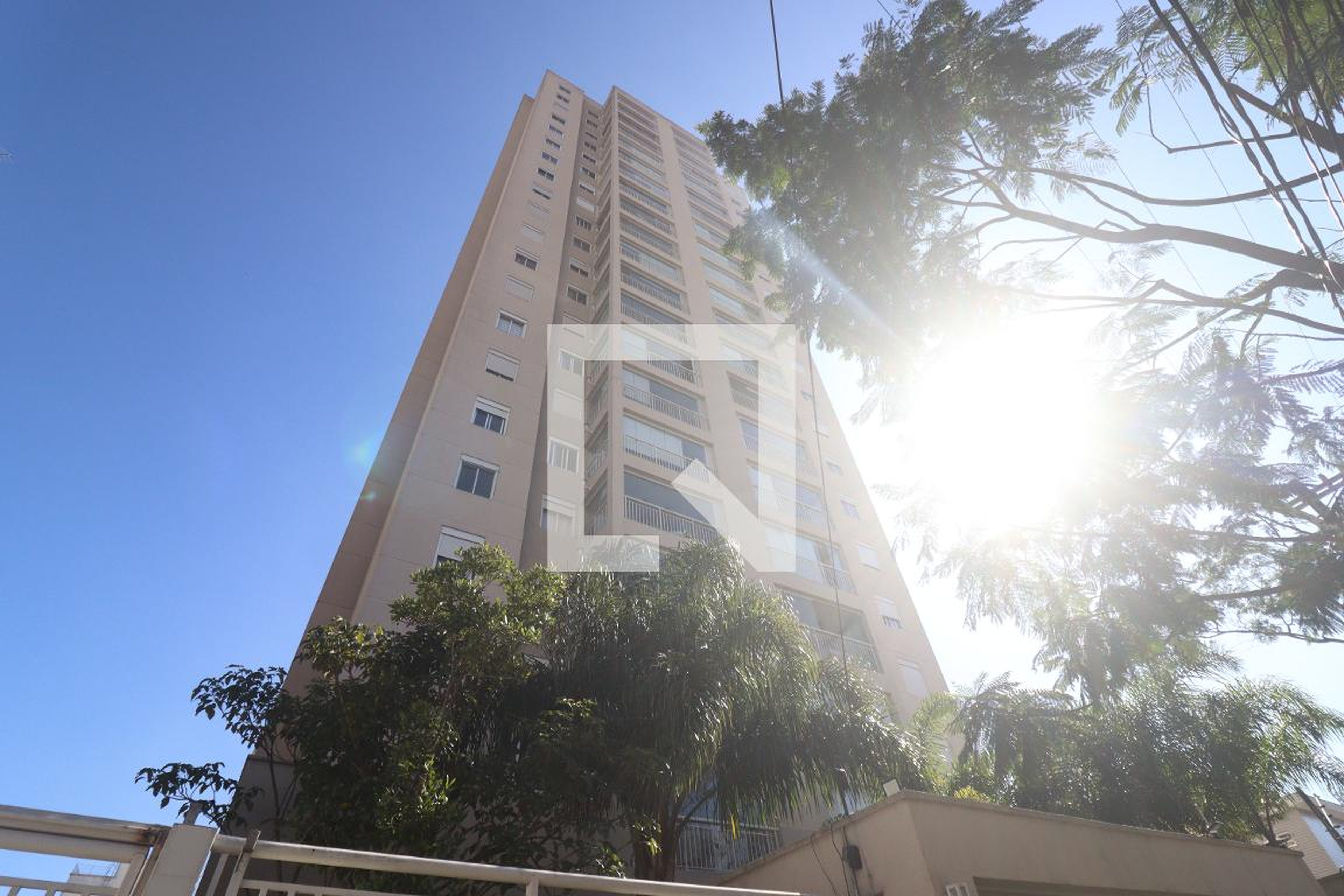 Fachada do prédio Condomínio em Rua Francisca Biriba, 351