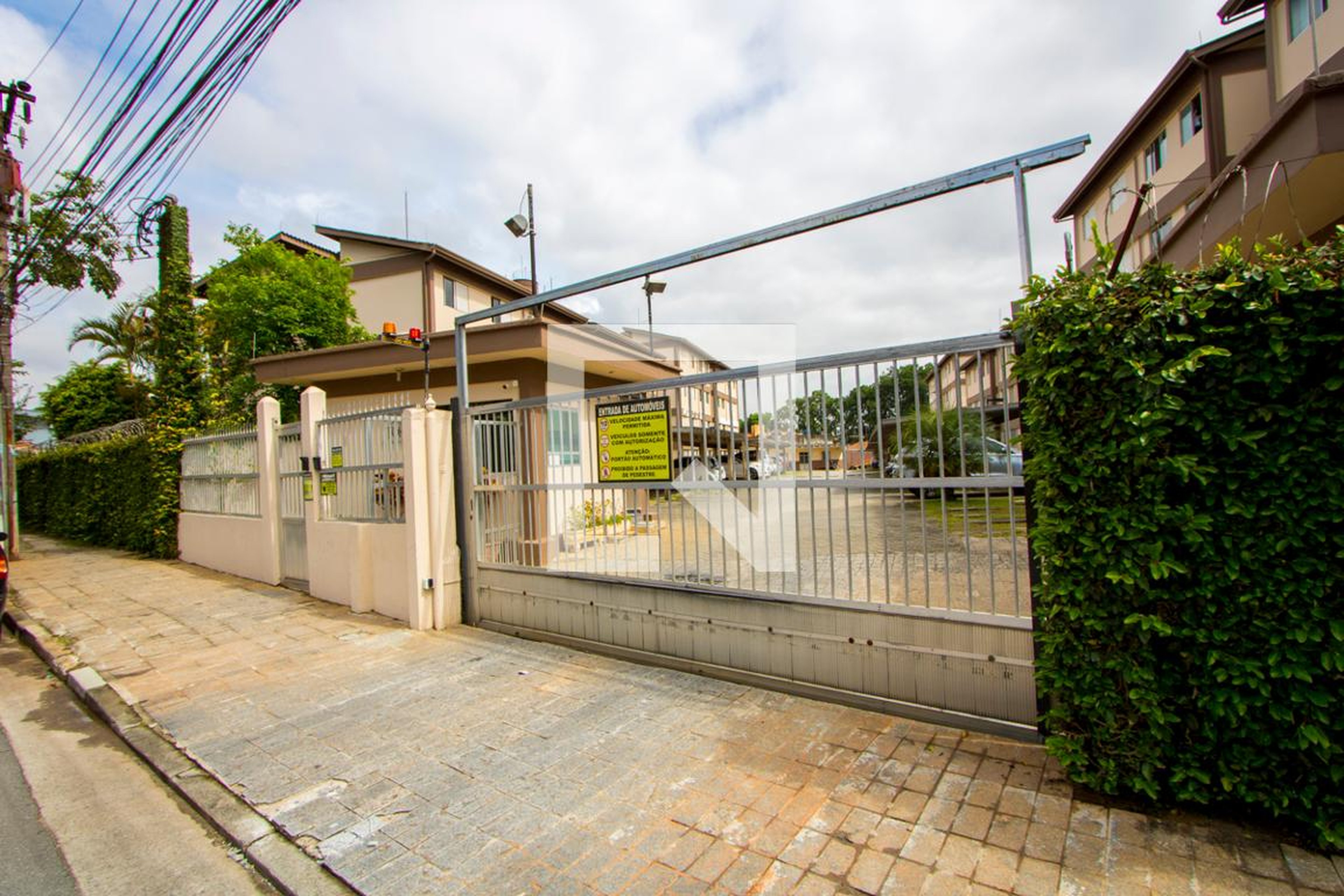 Fachada do condomínio Condomínio em Rua Aníbal, 239