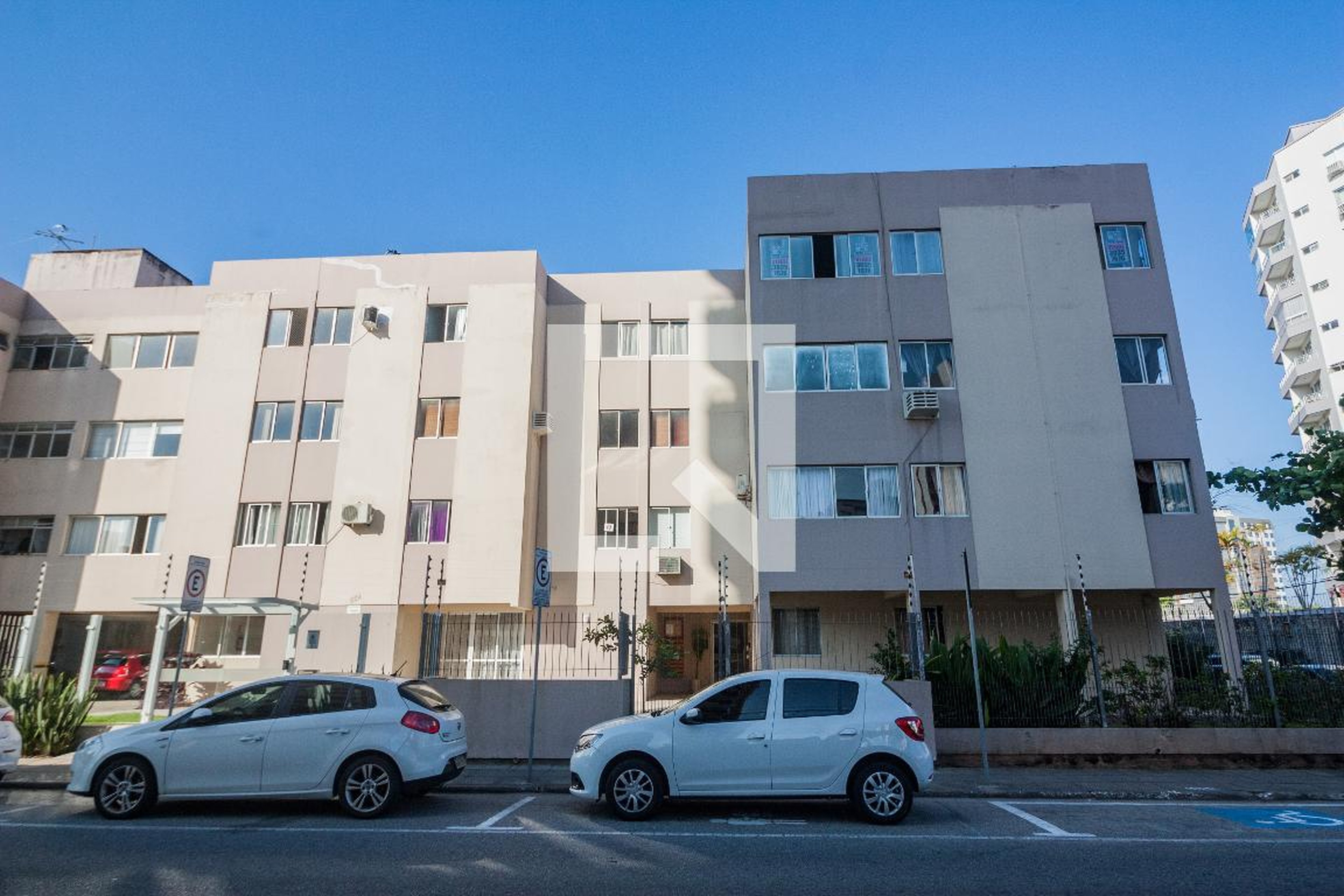 Fachada Condomínio em Rua Adhemar da Silva, 352