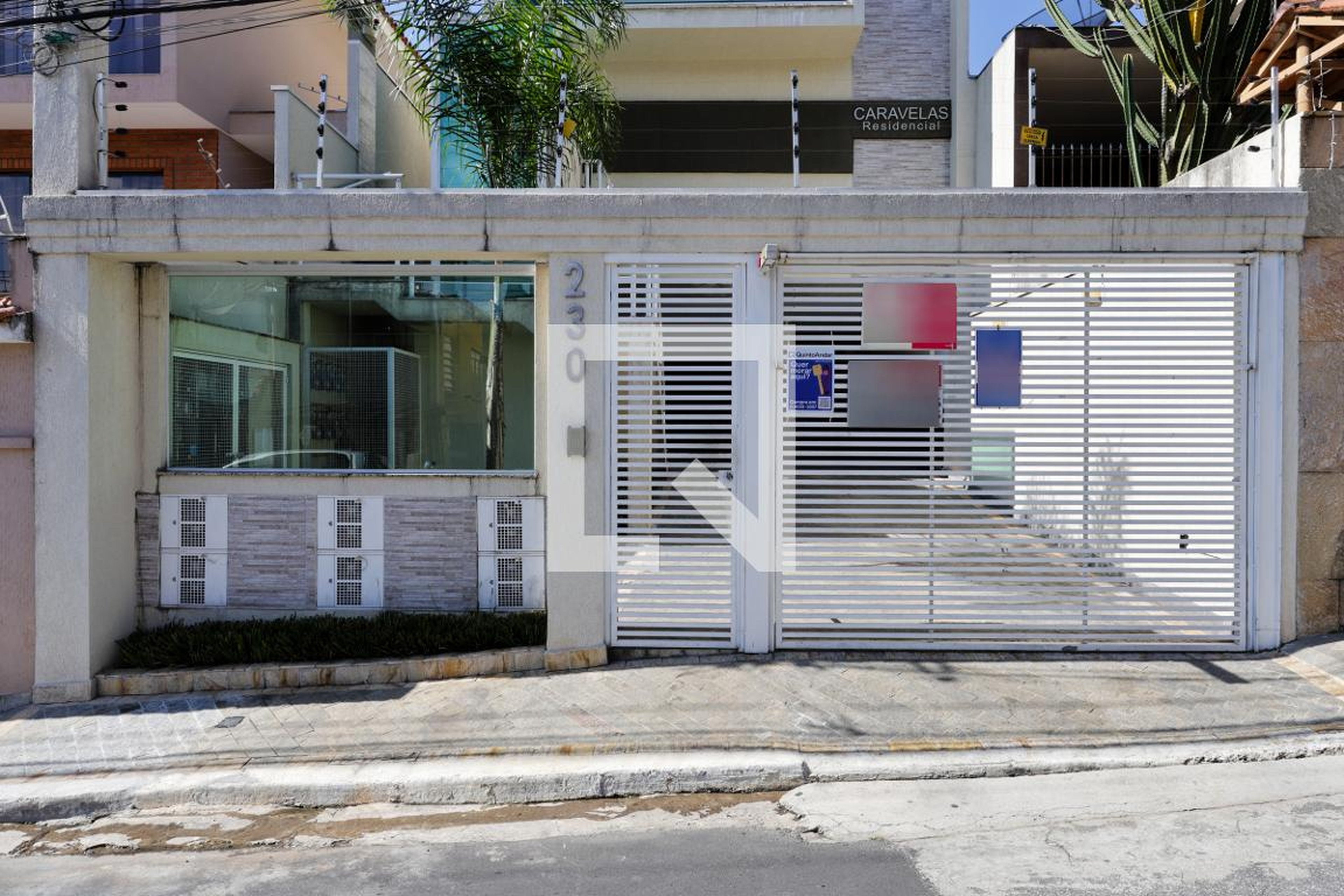 Fachada do condomínio Condomínio Caravelas