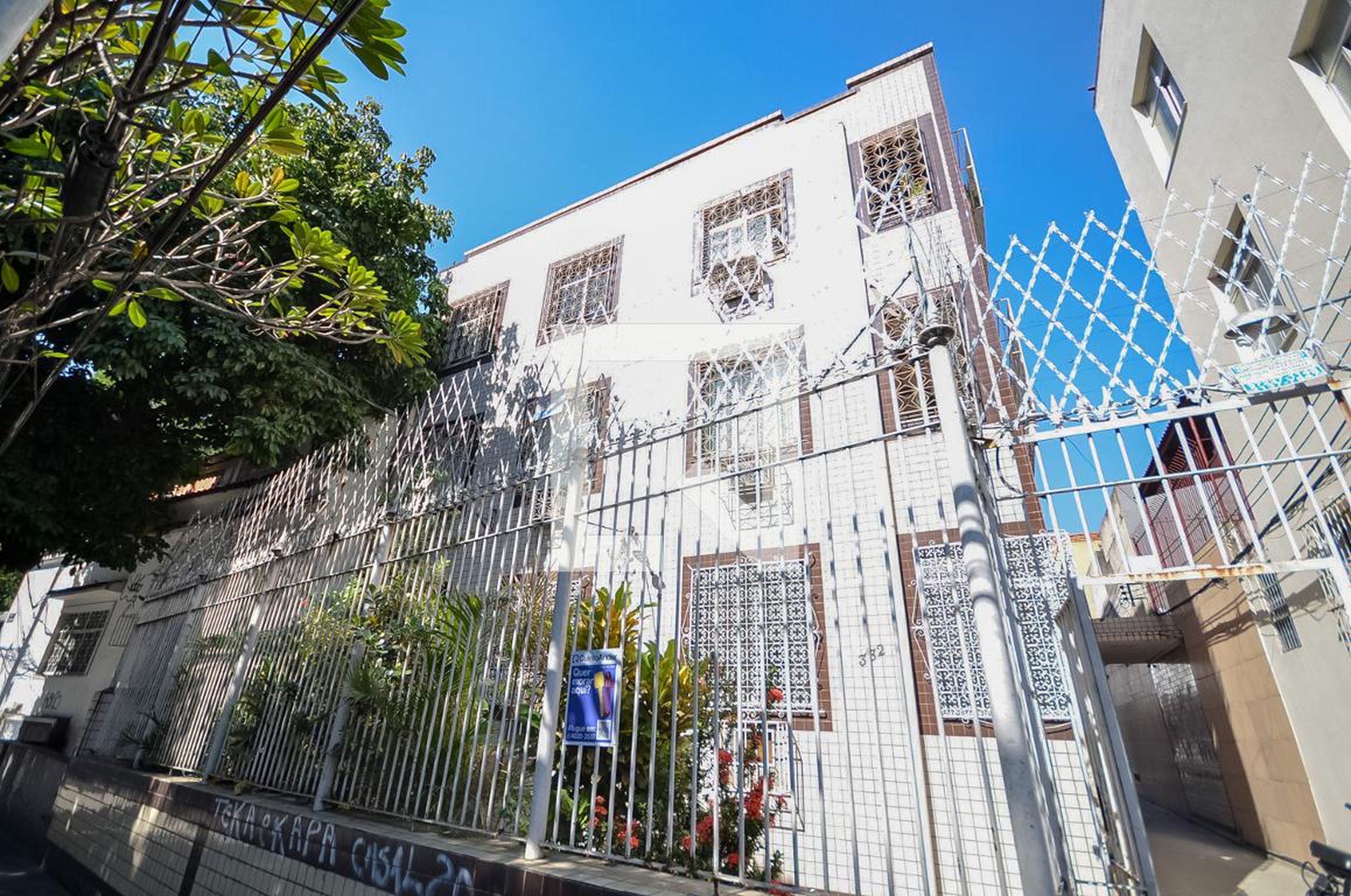 Fachada do Condomínio Condomínio em Rua Doutor Satamini, 332