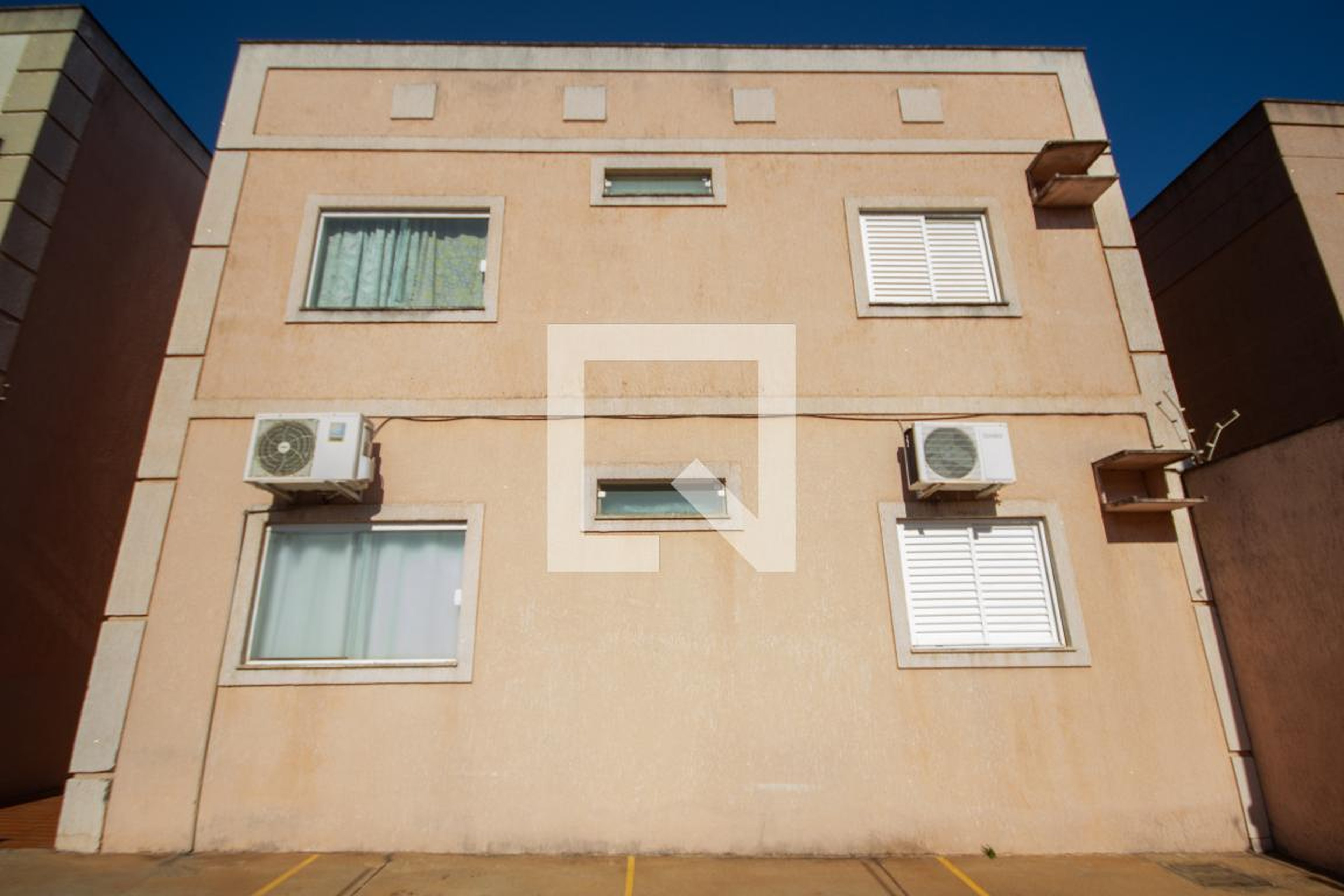 Fachada do Prédio Condomínio em Rua Regina Áurea Barroso Réis, 106