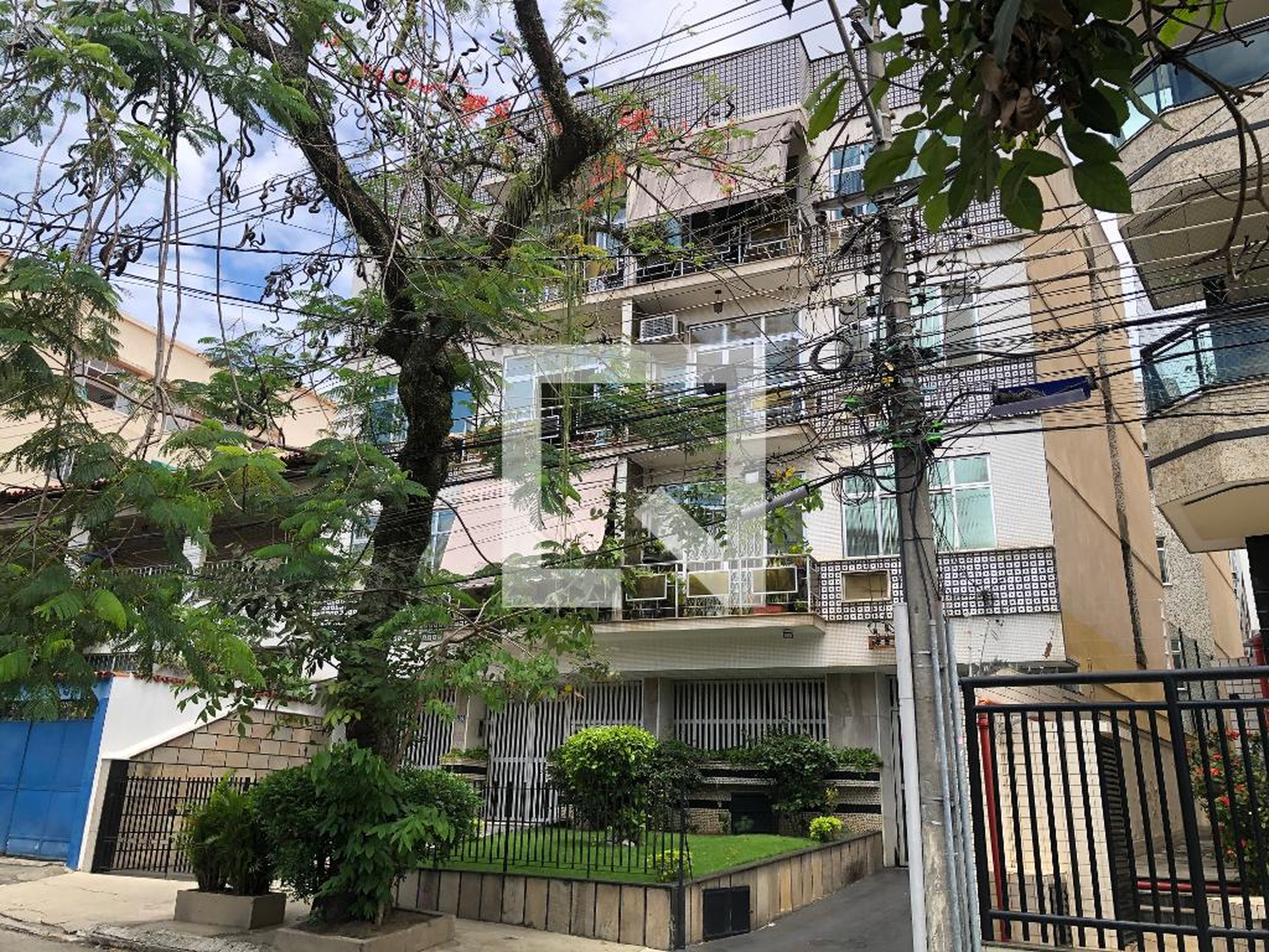 Fachada Condomínio em Rua Abélia, 100