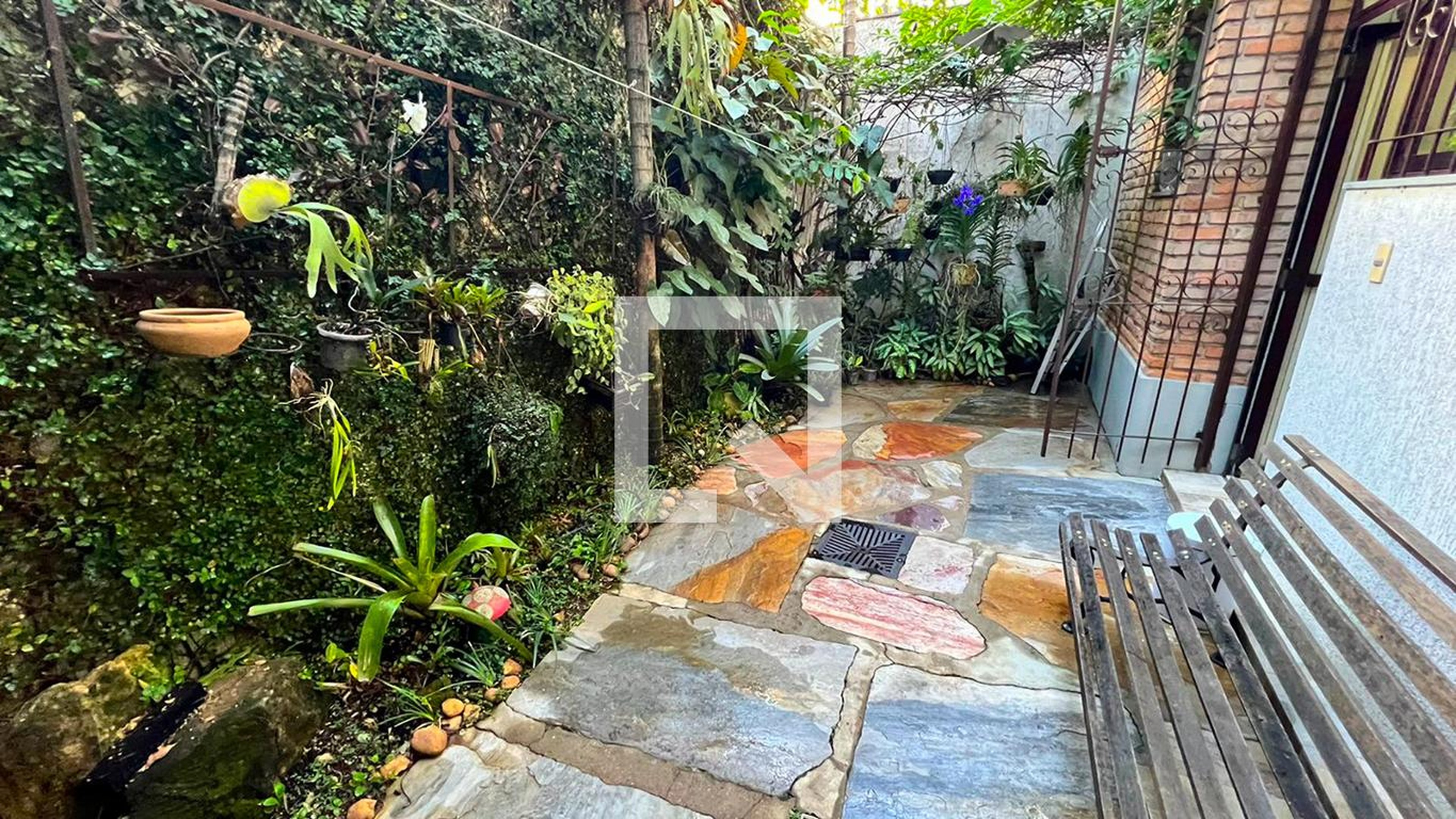 Área Externa Condomínio em Rua Caetano de Azeredo, 809