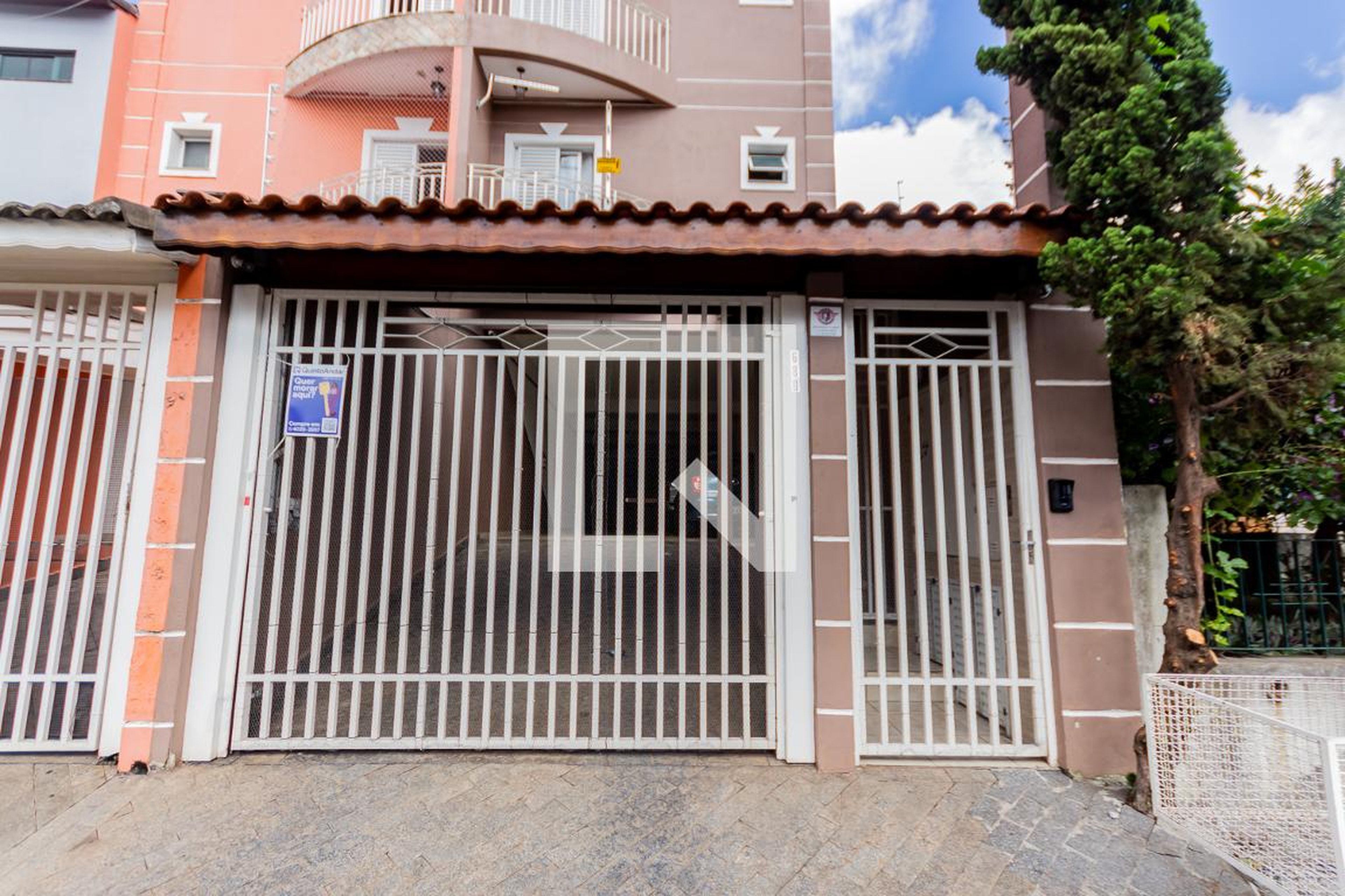 Fachada Condomínio em Rua Arujá, 680