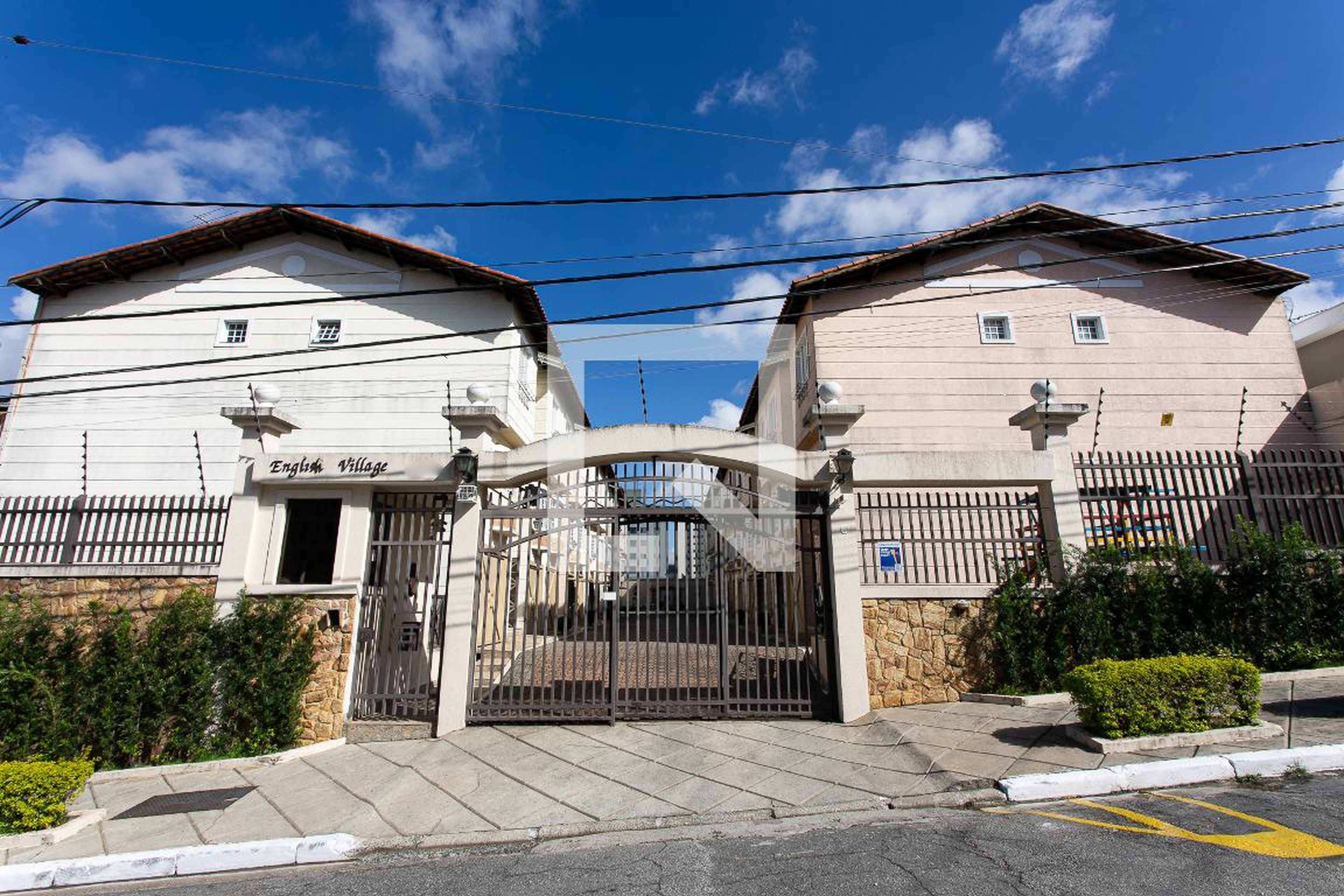 Fachada do Condomínio Condomínio English Village