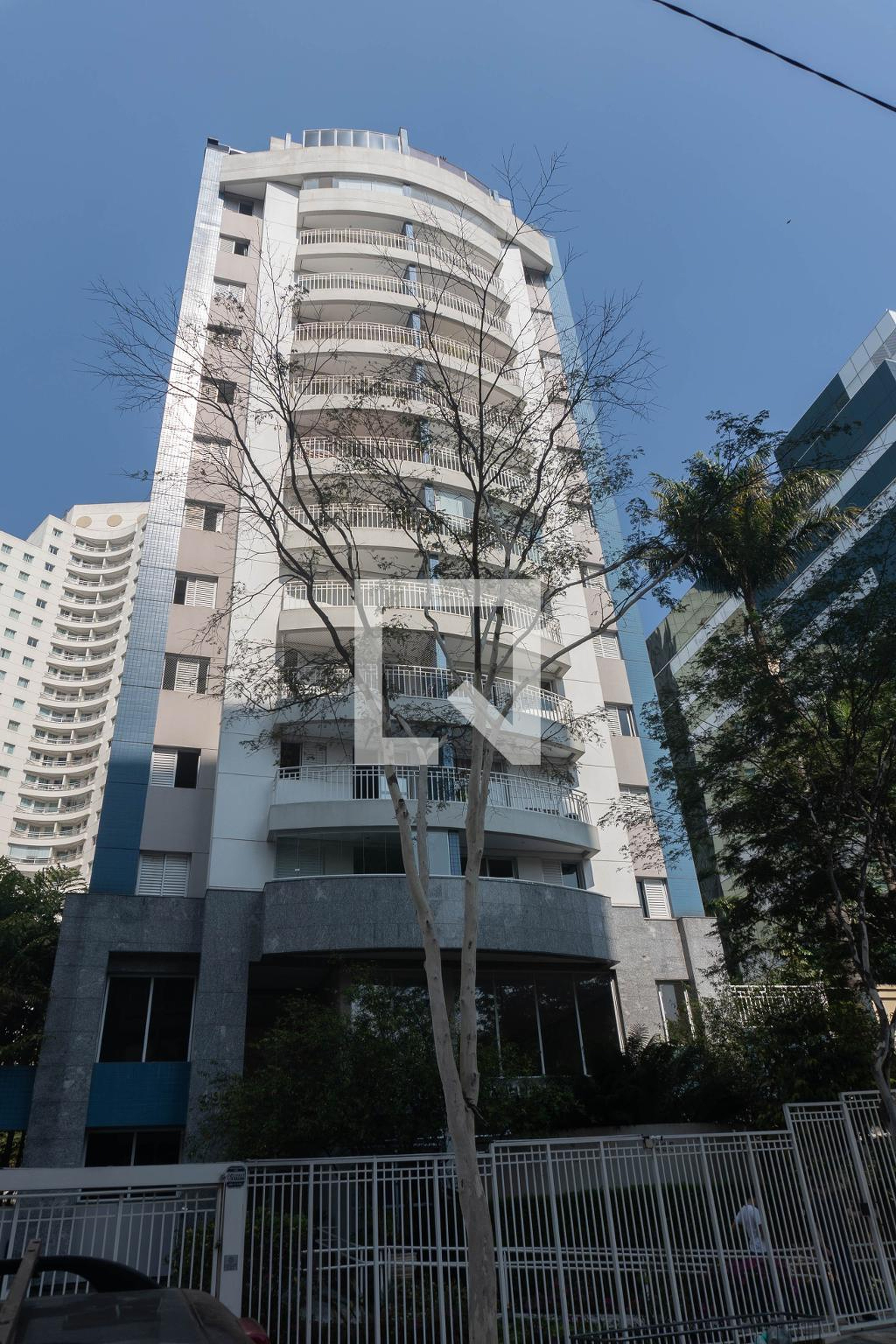 Fachada Condomínio em Rua Bela Cintra, 4951