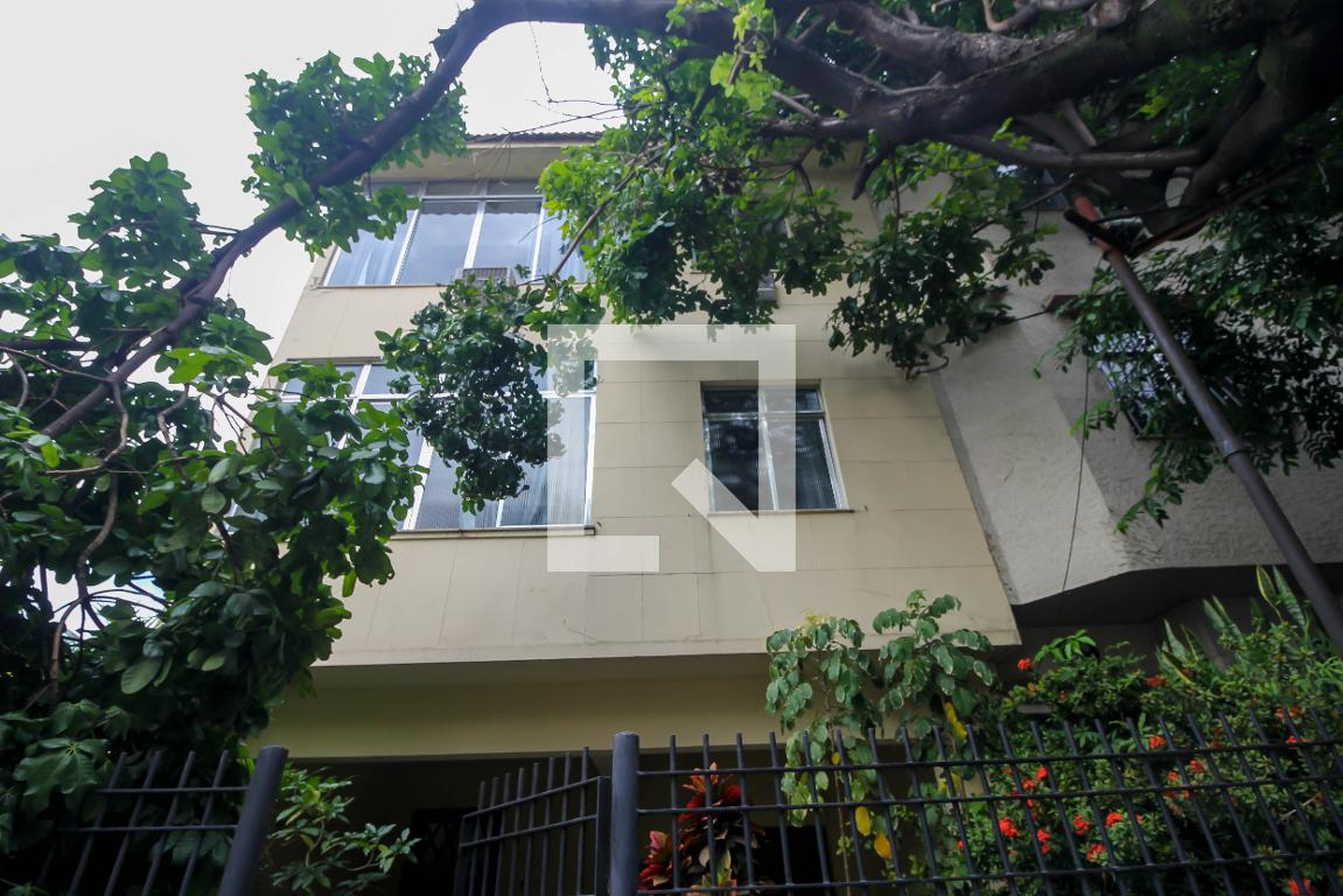 Fachada do Prédio Condomínio em Rua Pinheiro Guimarães, 17