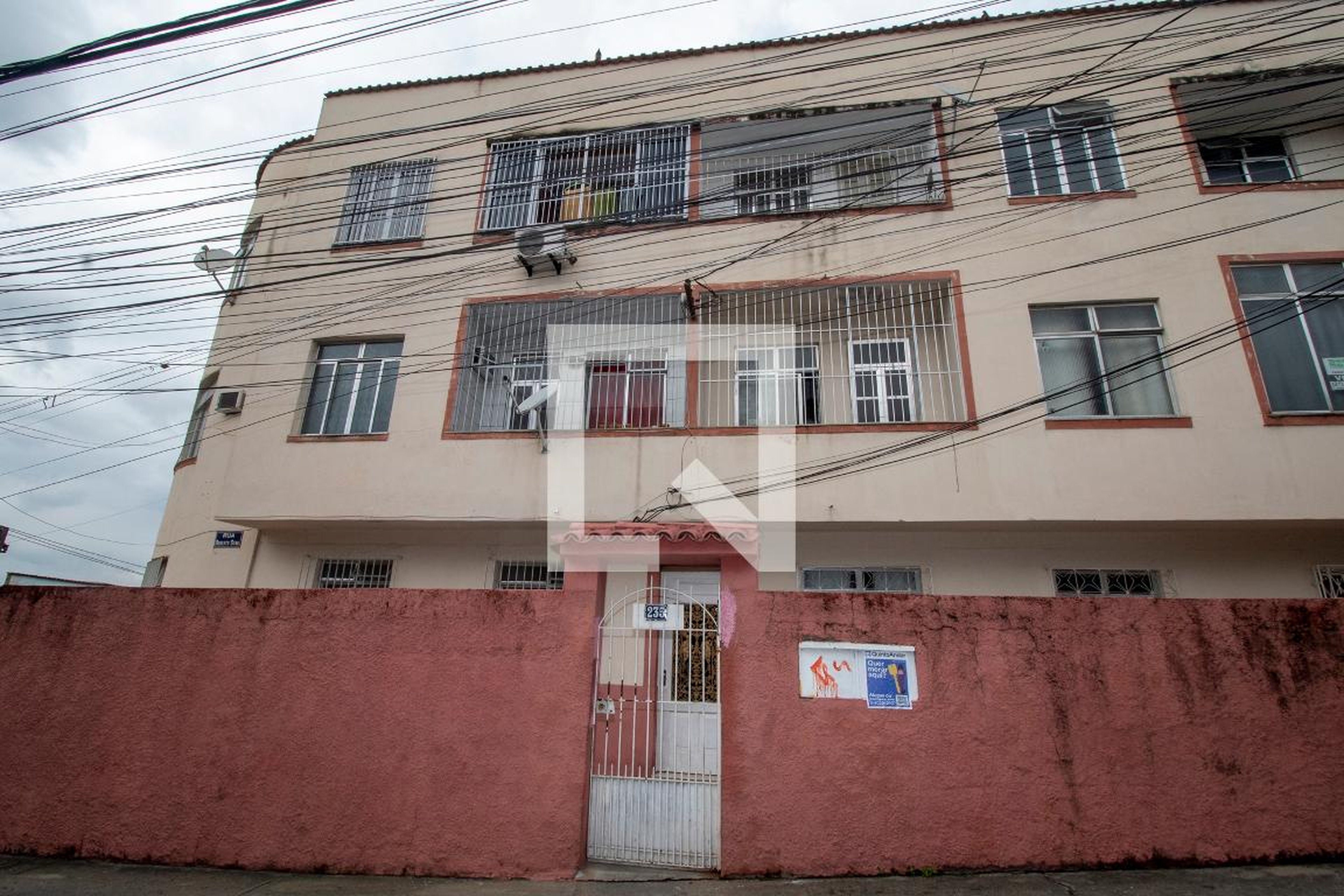 Fachada Condomínio em Rua Roberto Silva, 235
