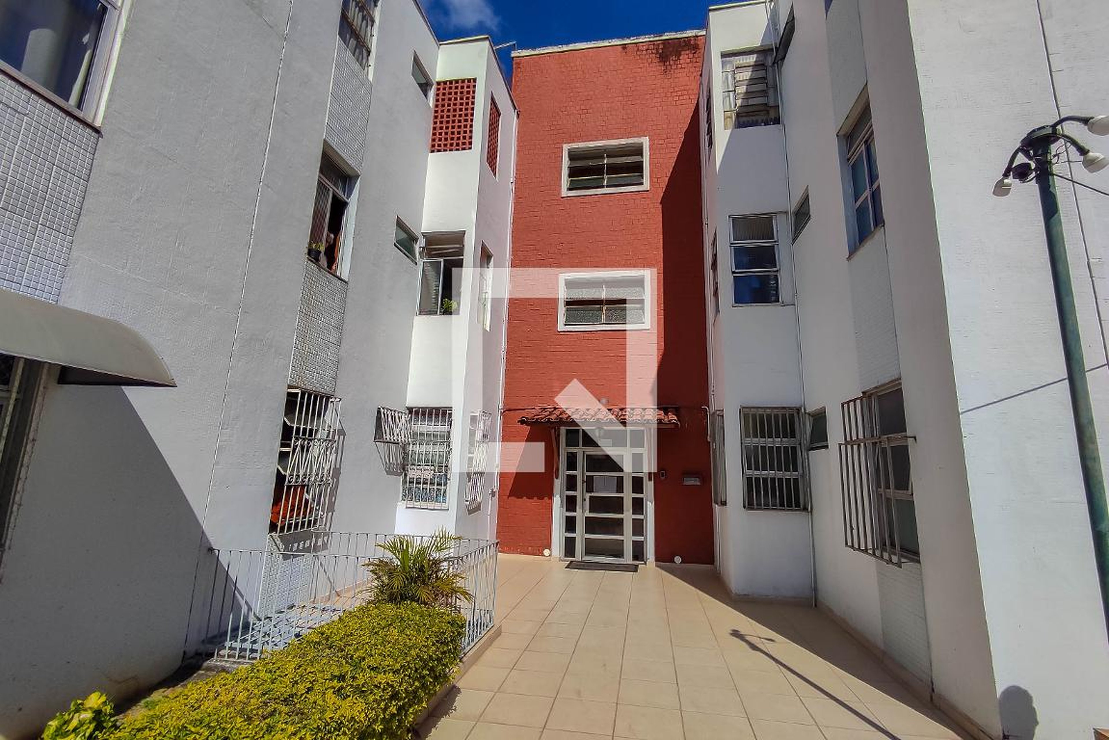 Entrada Condomínio em Rua Camarugi, 55