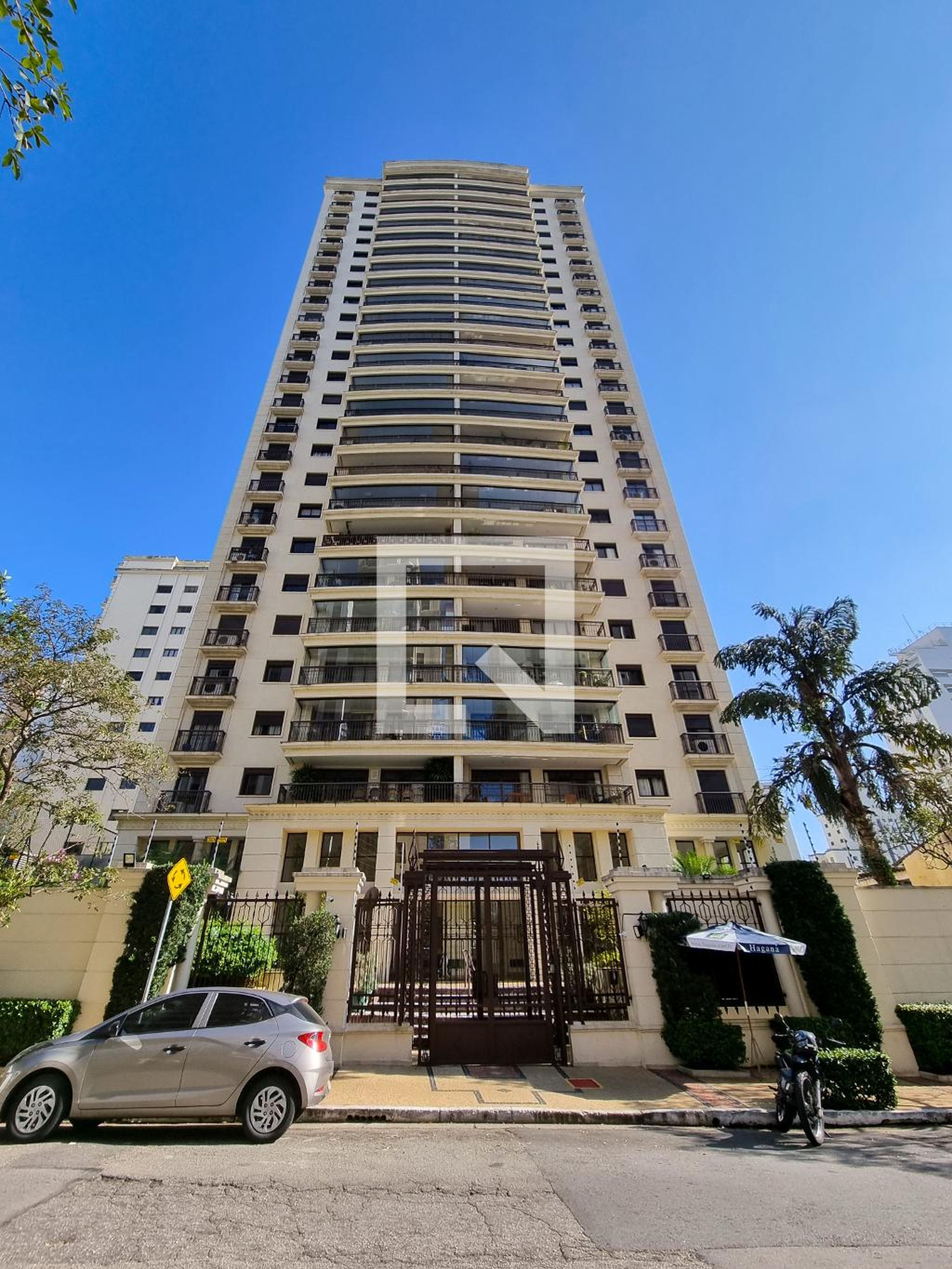 Fachada Condomínio Le Beau Champ