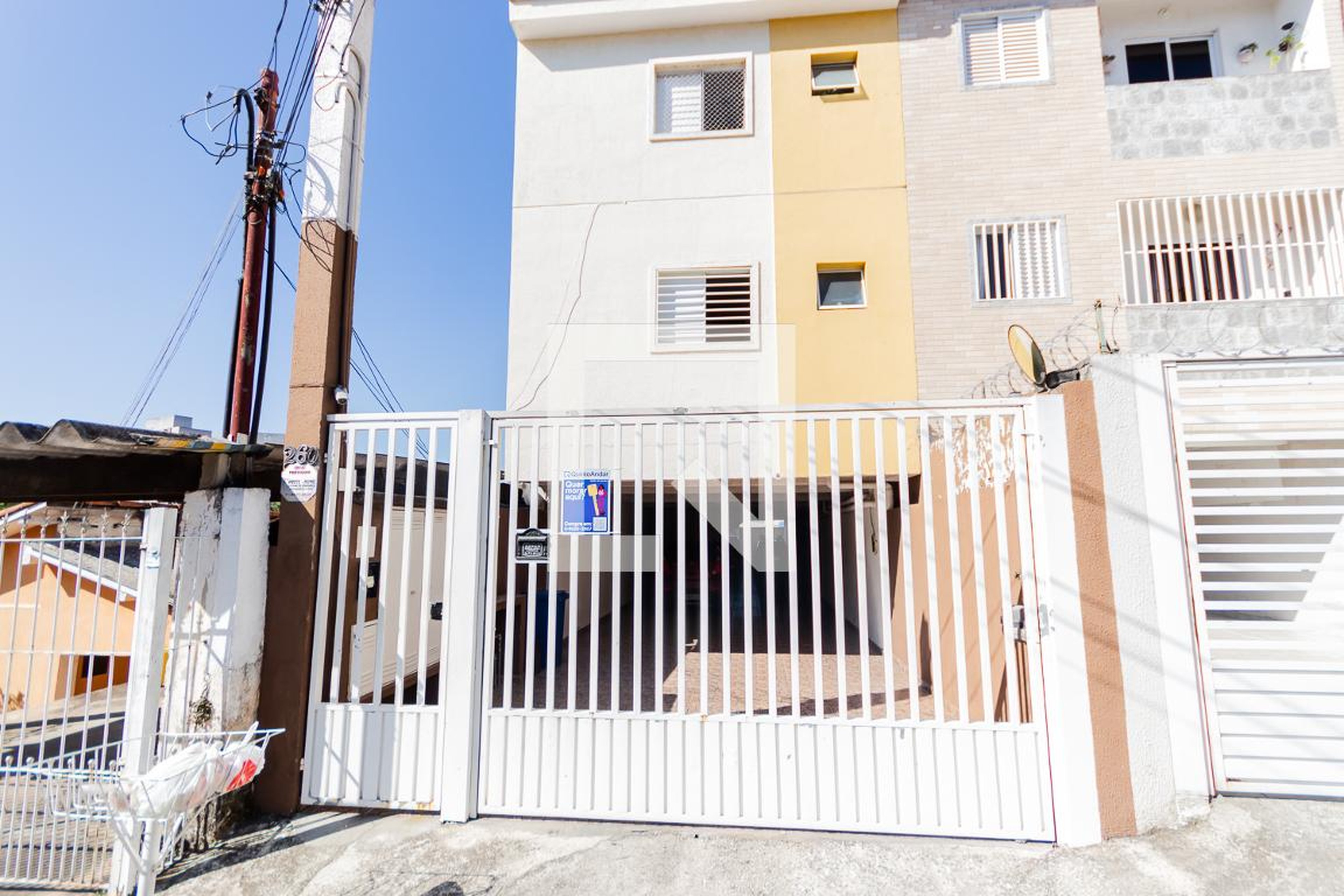 Fachada Condomínio em Rua Avinhao, 260