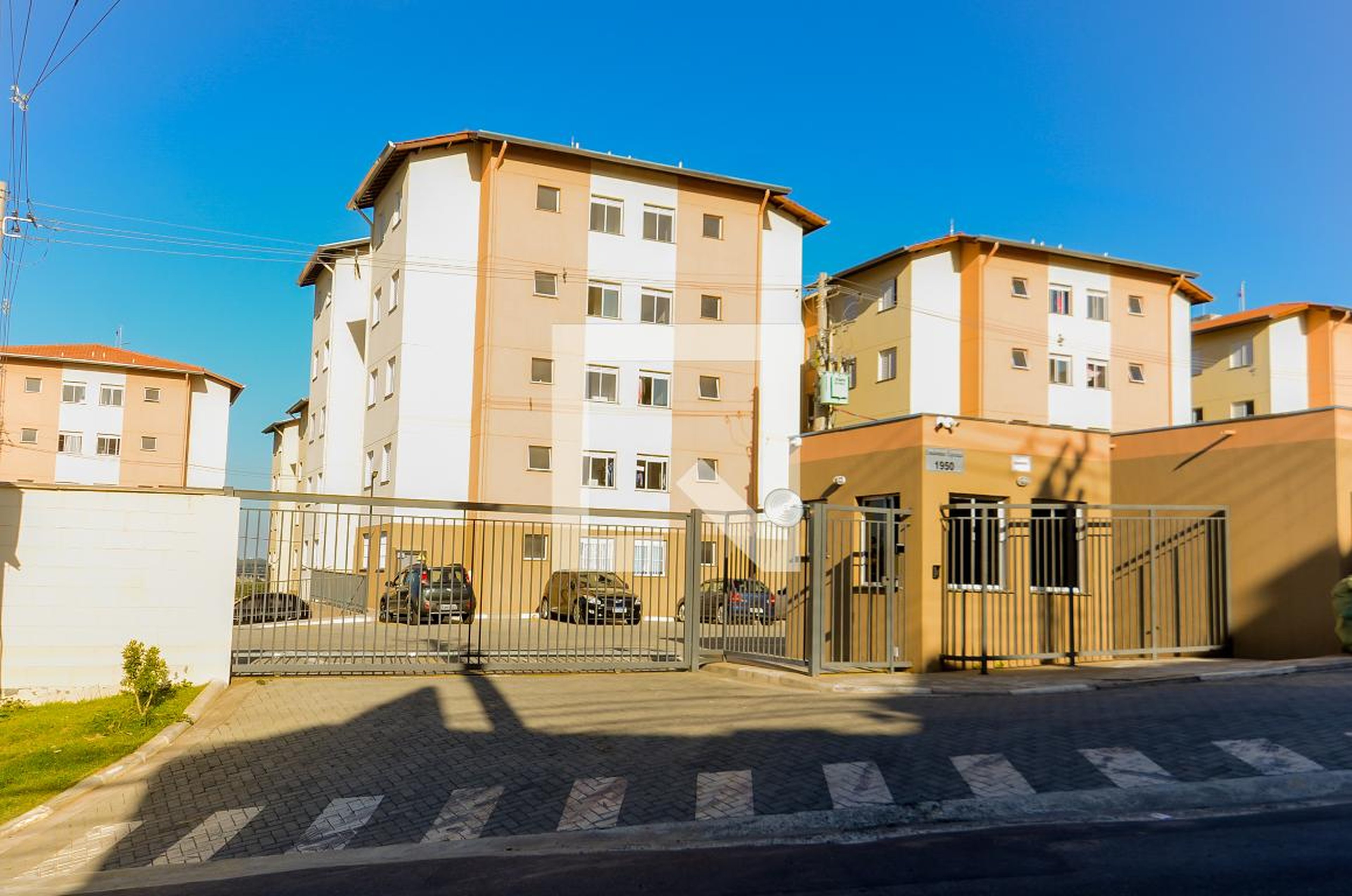 Fachada do Condomínio Condomínio em Estrada Elenco, 931