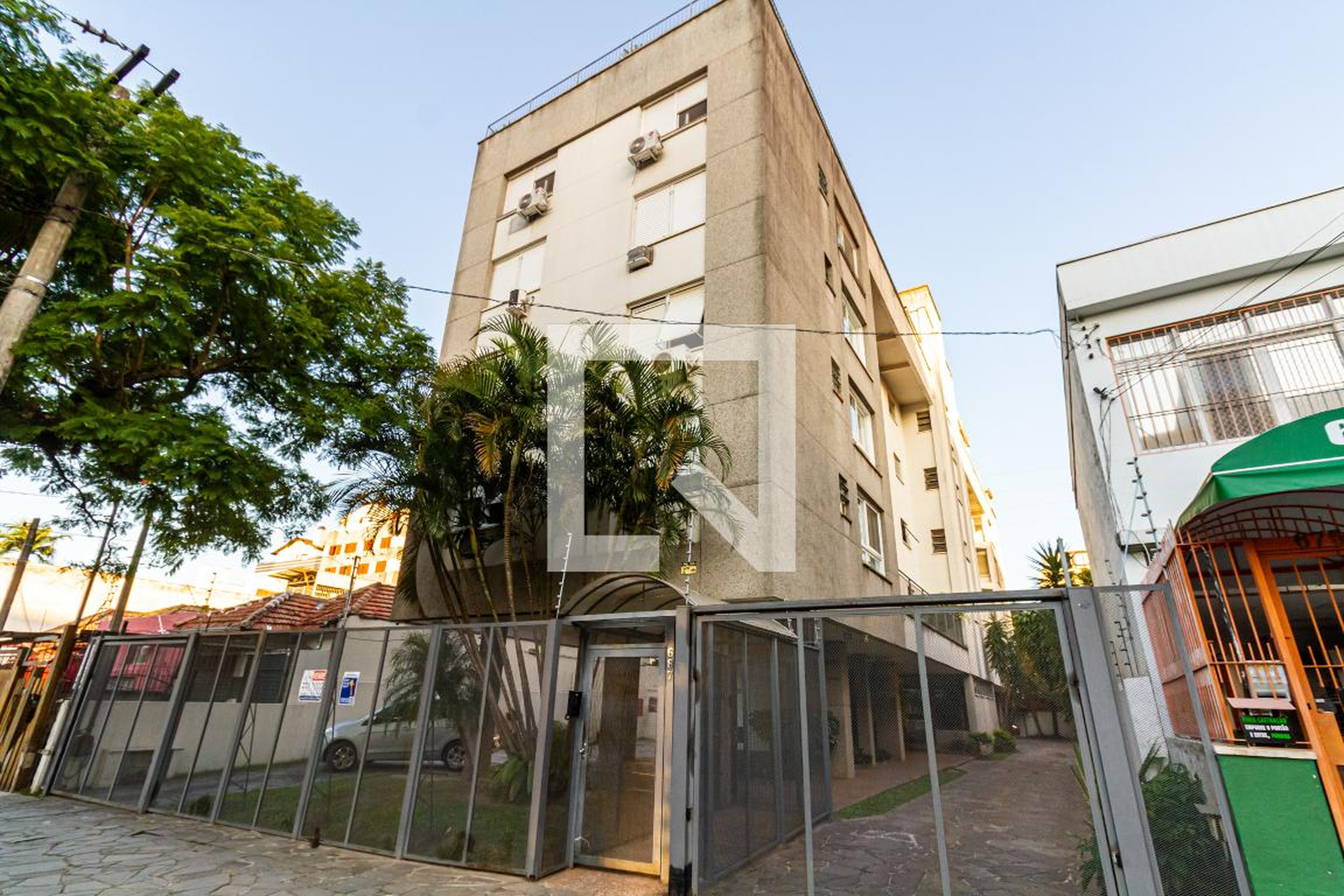 Fachada Condomínio em Rua Domingos Crescêncio, 687