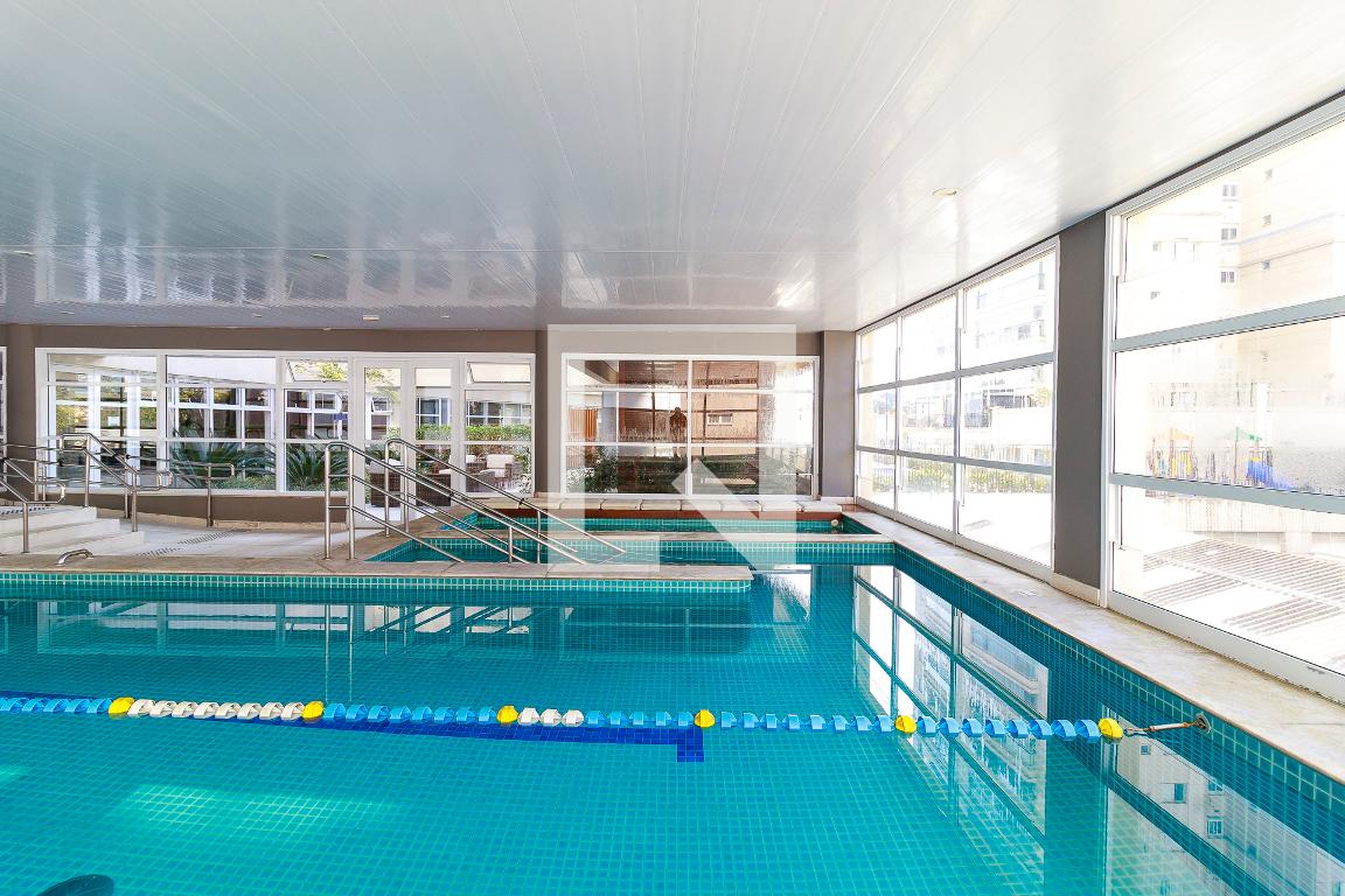 Piscina Coberta - Follow