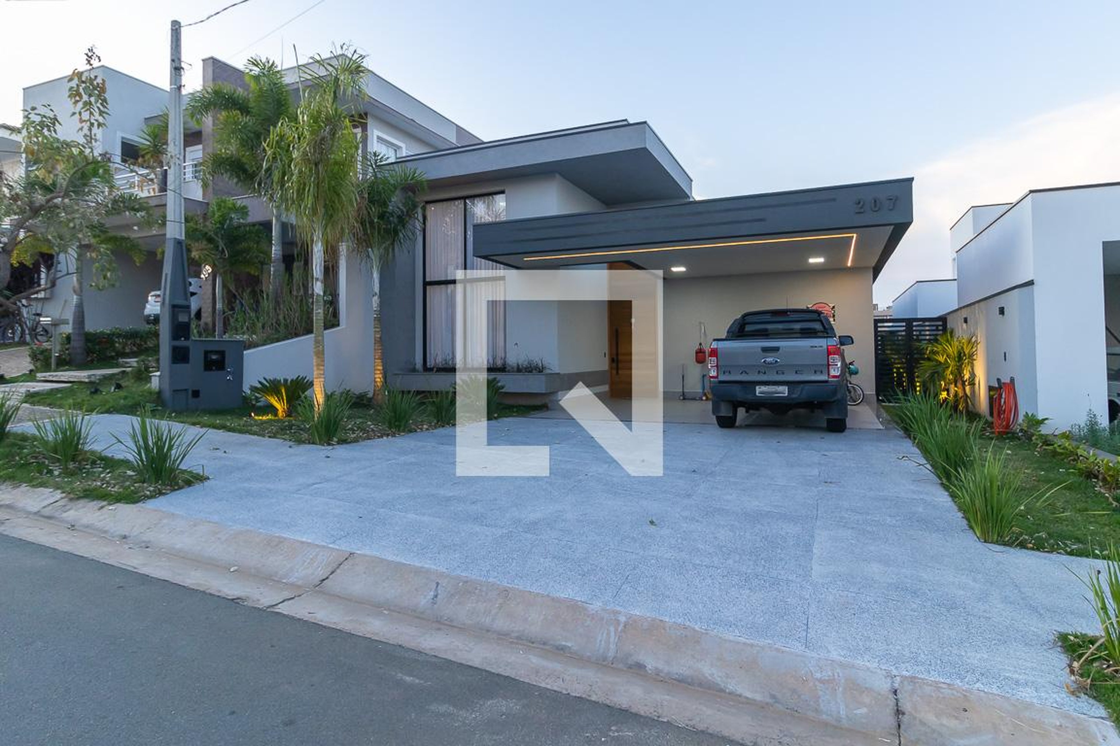 Fachada Condomínio em Rua Maria Fussi Barban, 207