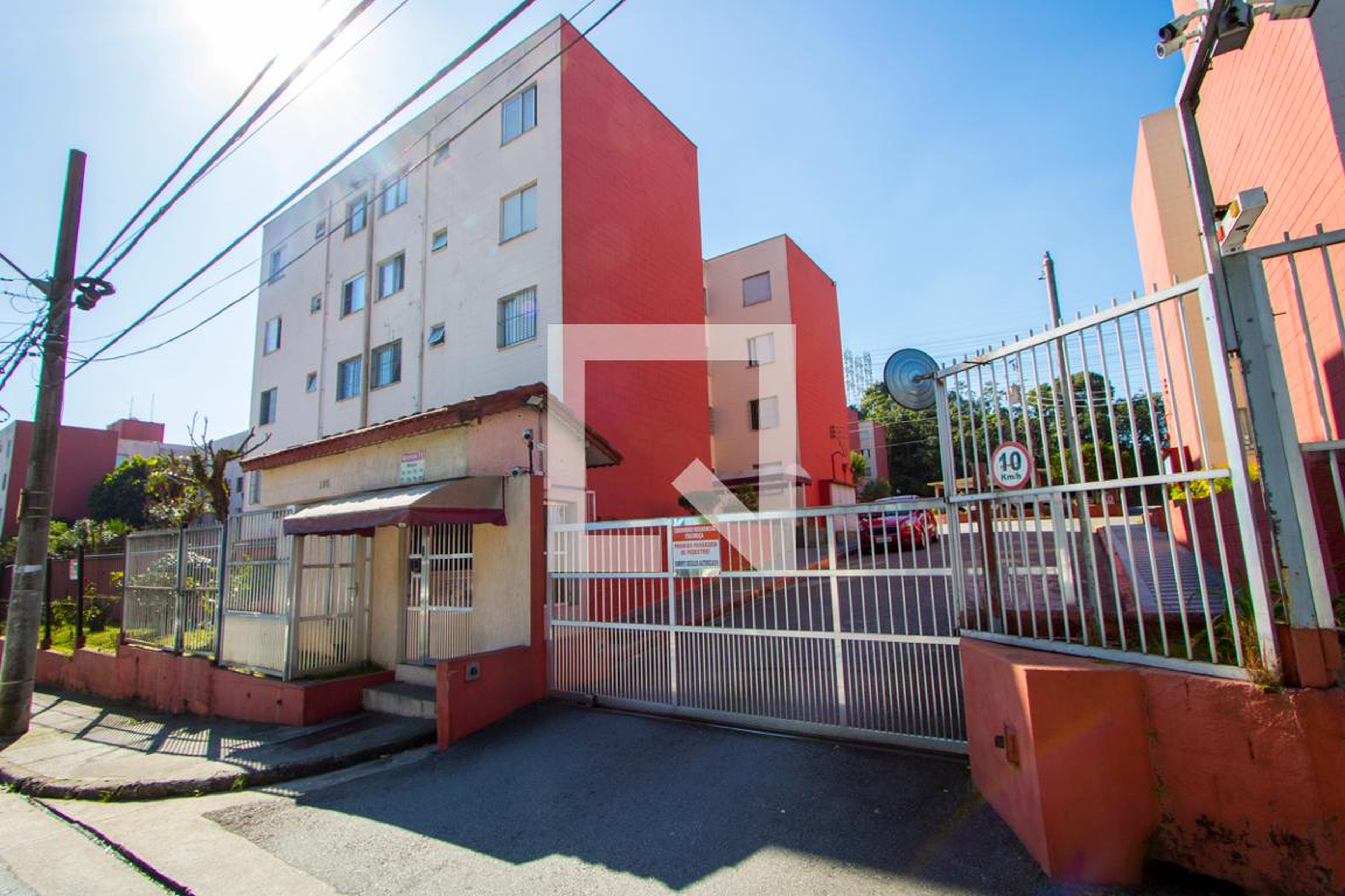 Fachada do condomínio Condomínio em Rua Doutor Nelo Rosate, 165