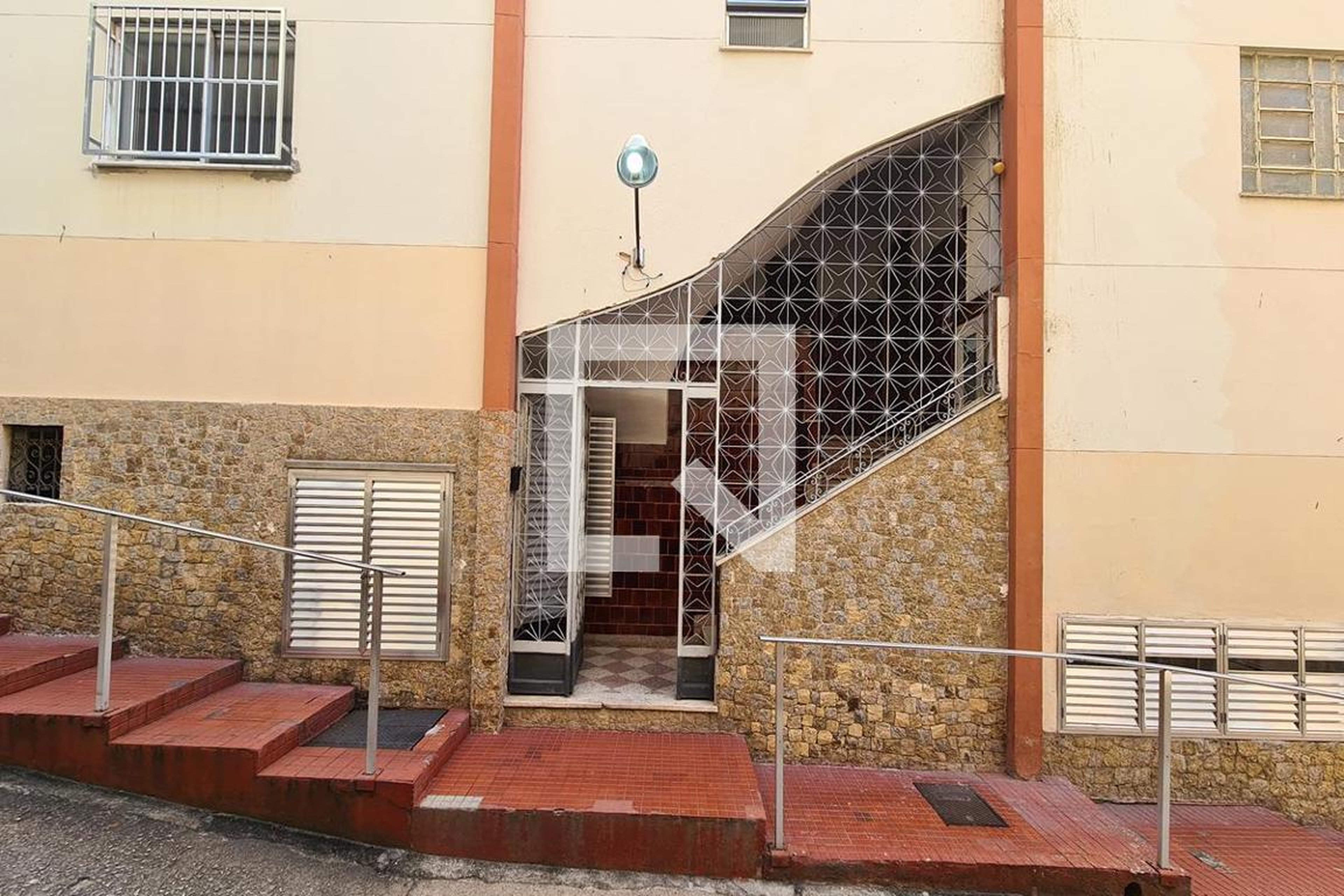 Fachada Condomínio em Rua Heráclito Graça, 104