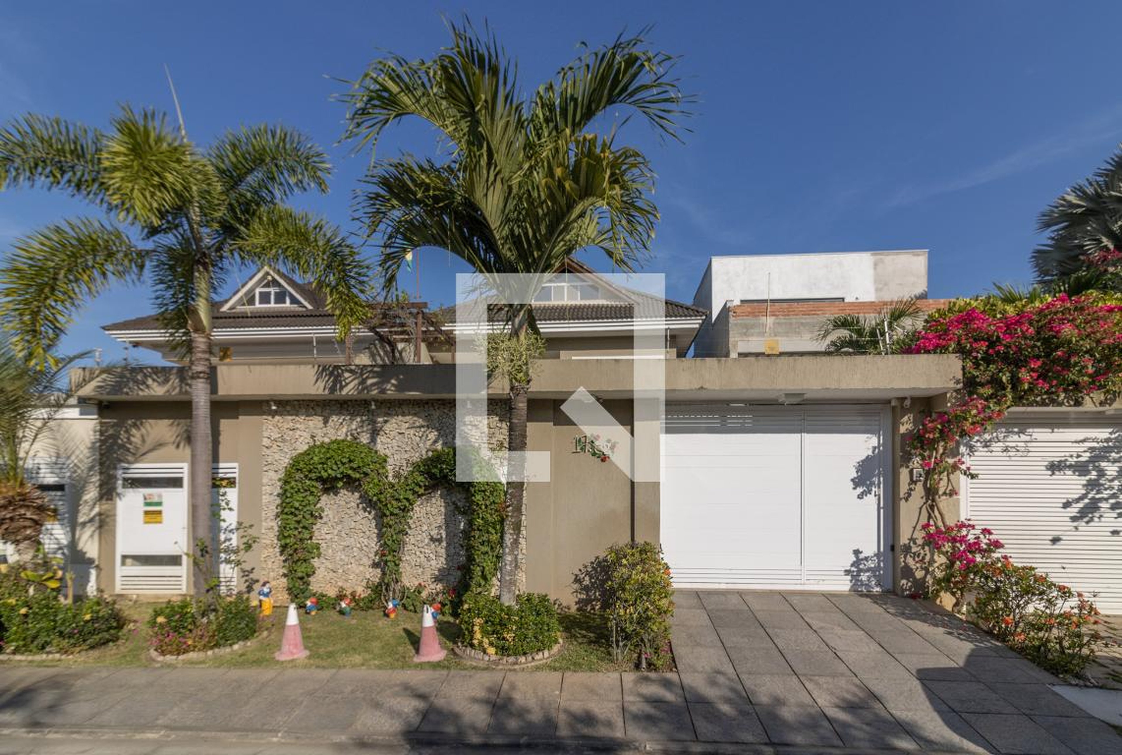 Fachada Condomínio em Rua Jose Zanine Caldas, 17