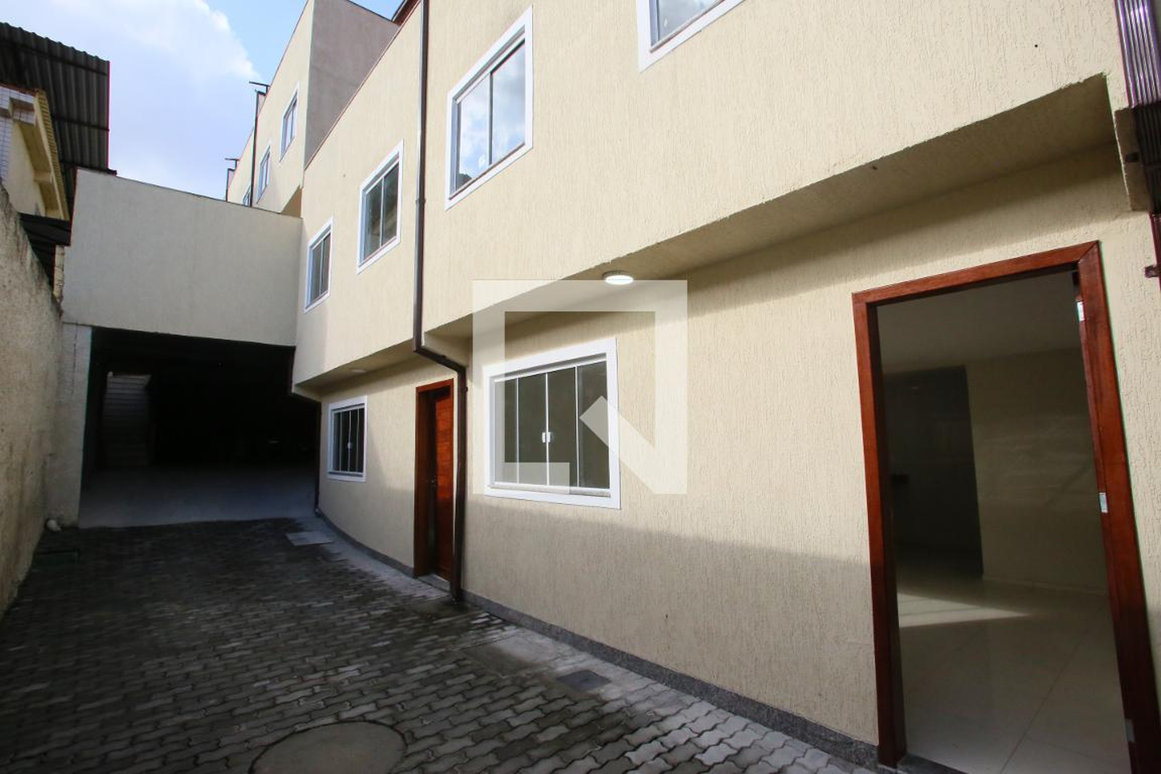 Fachada do Condomínio Condomínio em Estrada do Capenha, 941