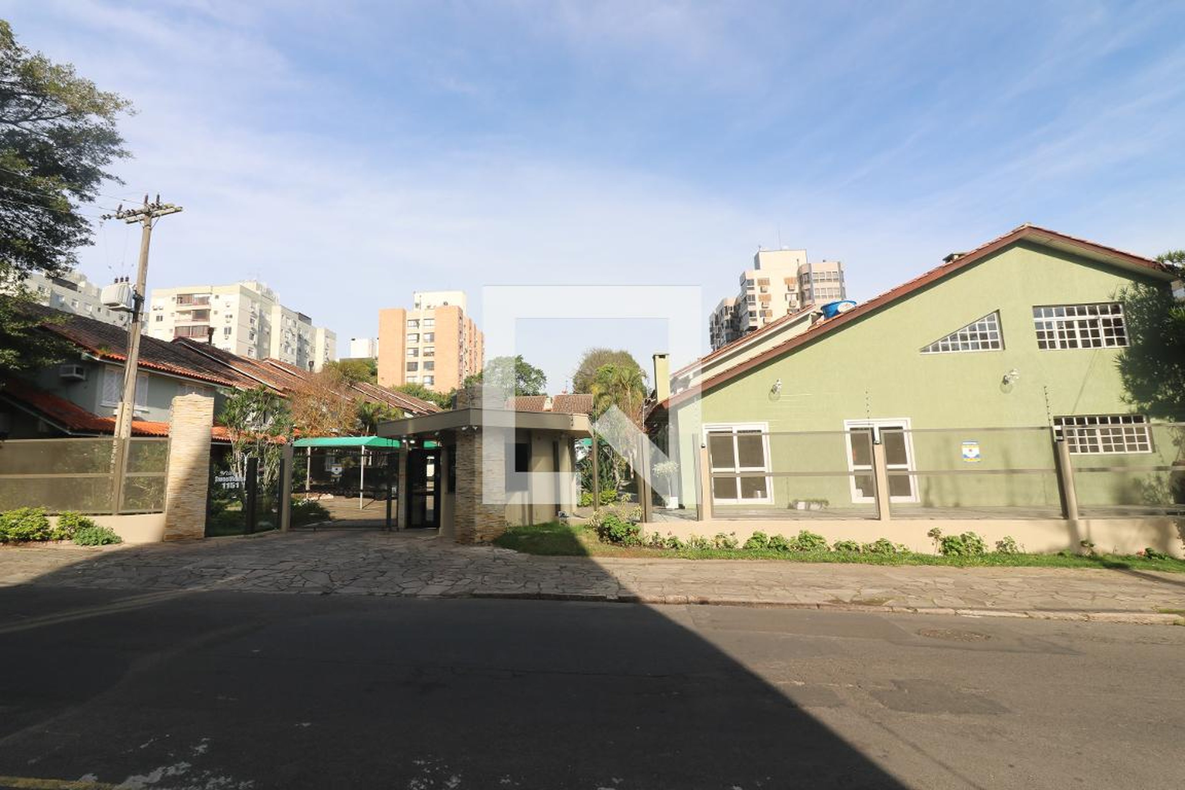 Fachada do Condomínio Condomínio Village Sweet House