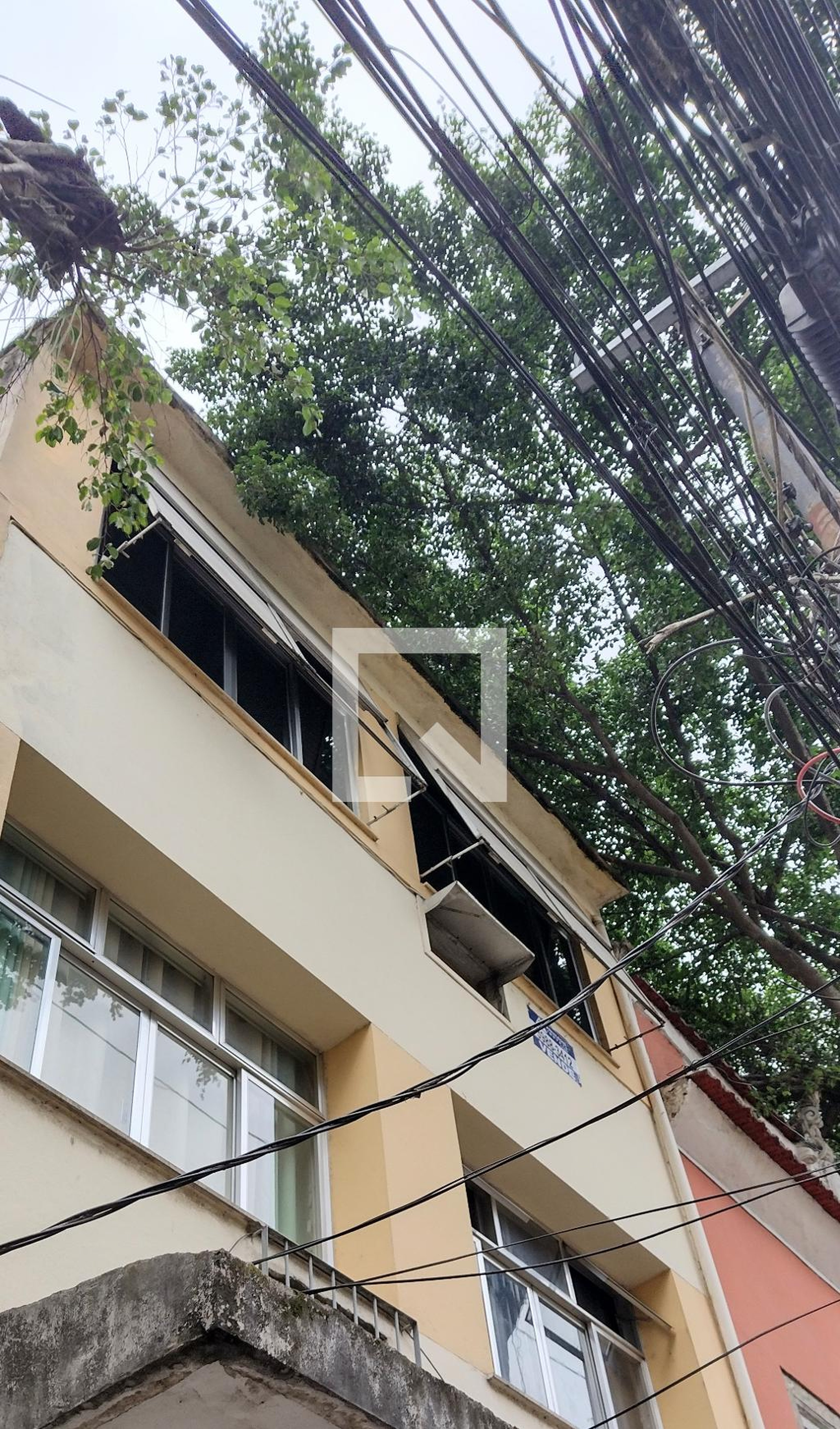 Fachada Condomínio em Rua Arnaldo Quintela, 106