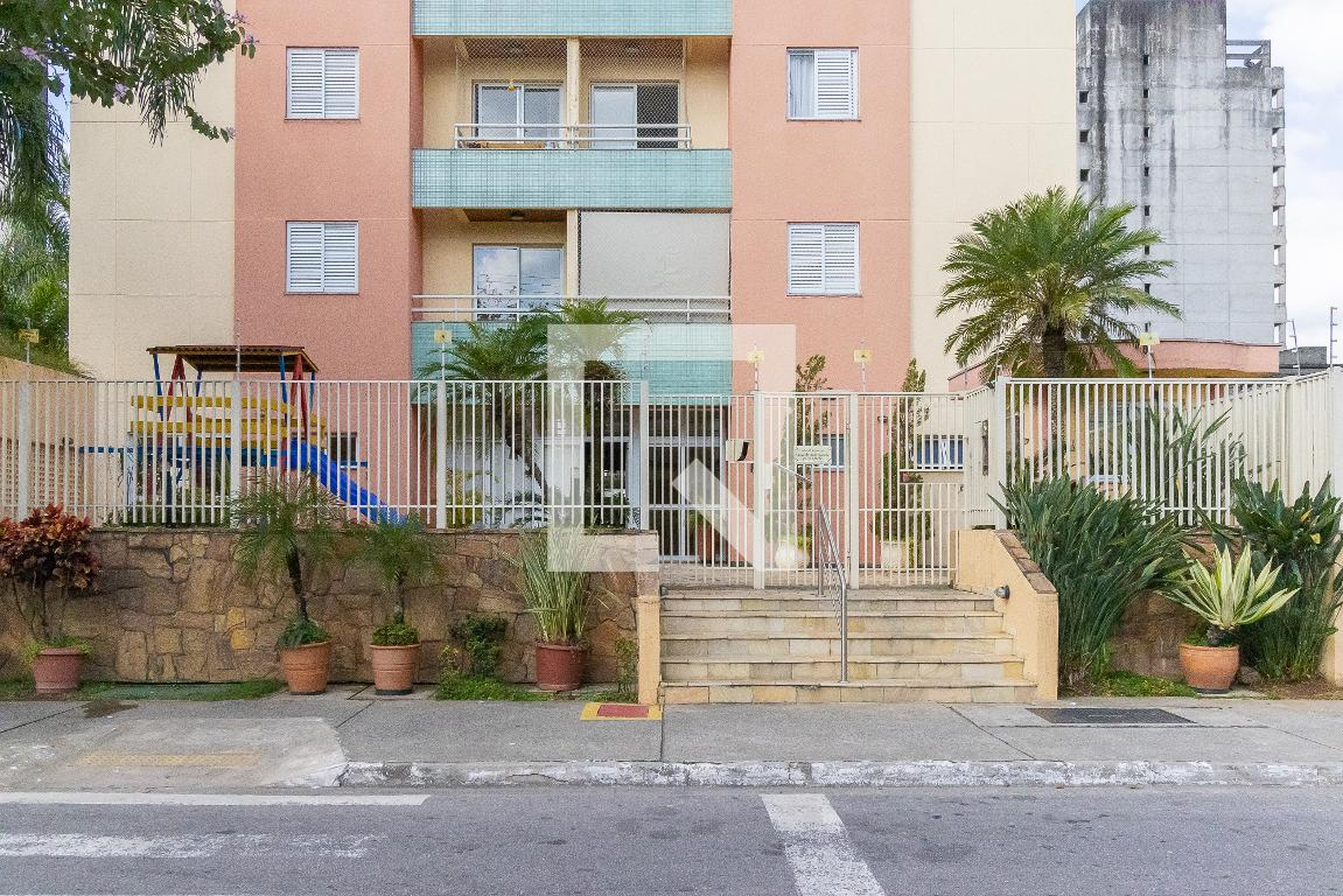 Fachada Condomínio em Rua Doutor Tertuliano Delphim Júnior, 161