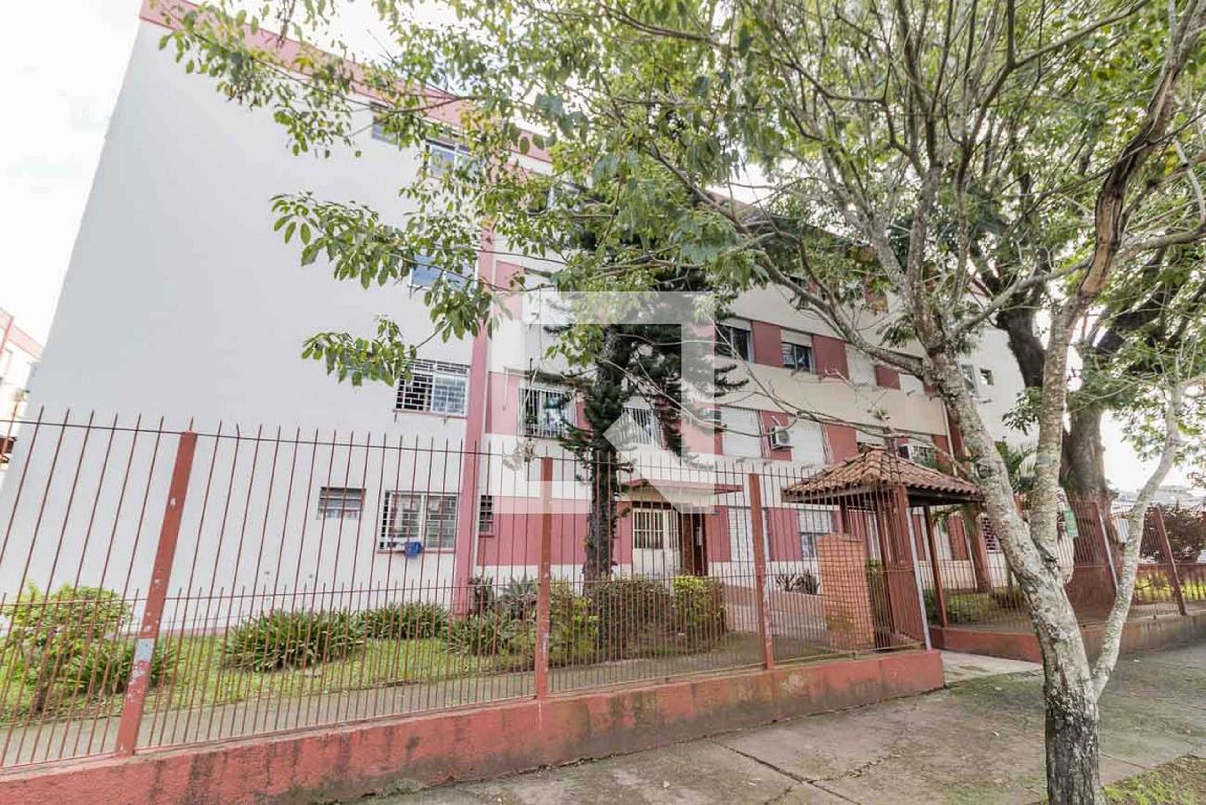 Fachada Condomínio em Rua Doutor Carlos Maria Bins, 105