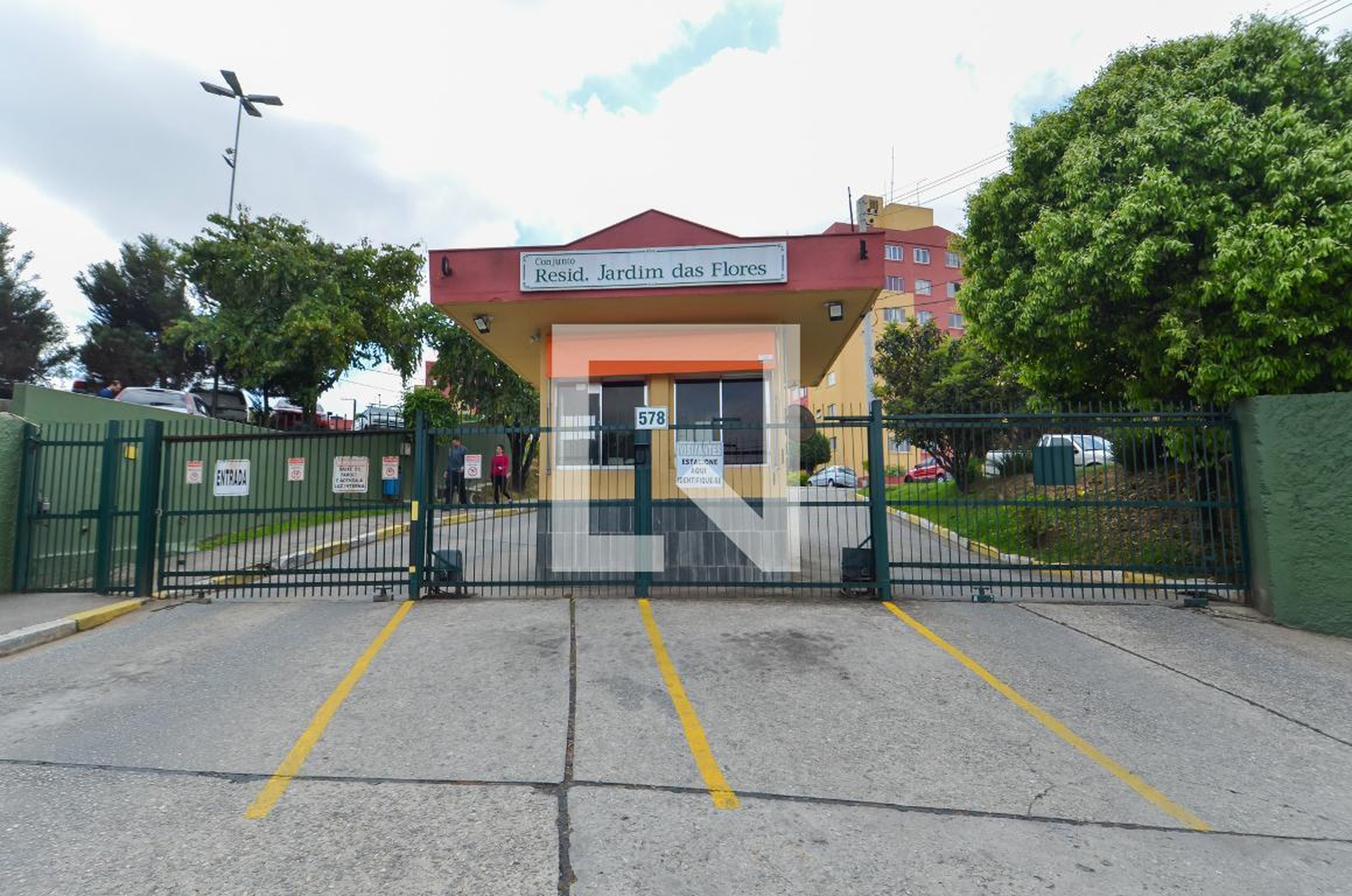 Fachada do Condomínio Condomínio Ass. Coop. Cont. Mor. Conj. Res. Jardim das Flores