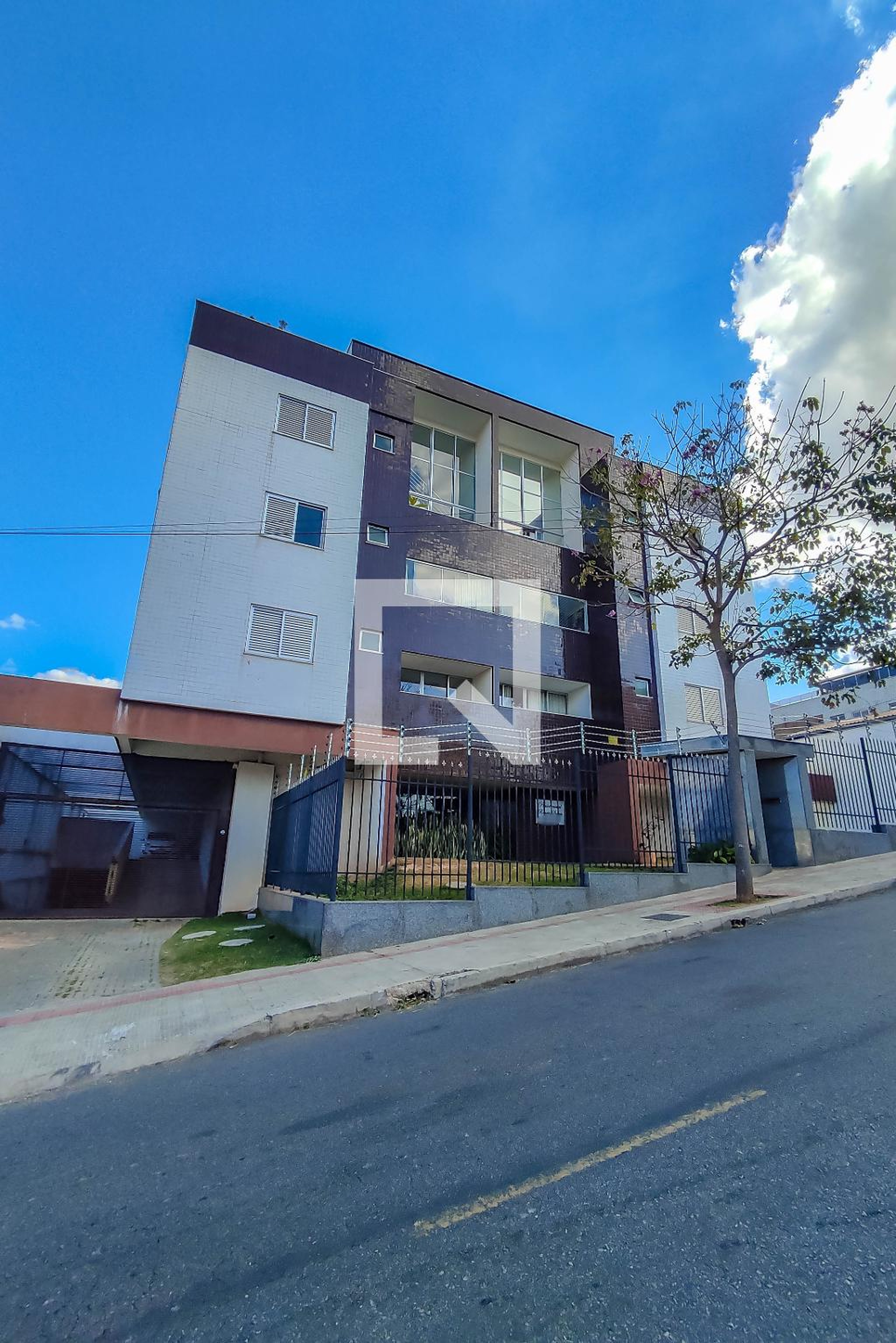 Fachada Condomínio em Rua Mario Coutinho, 290