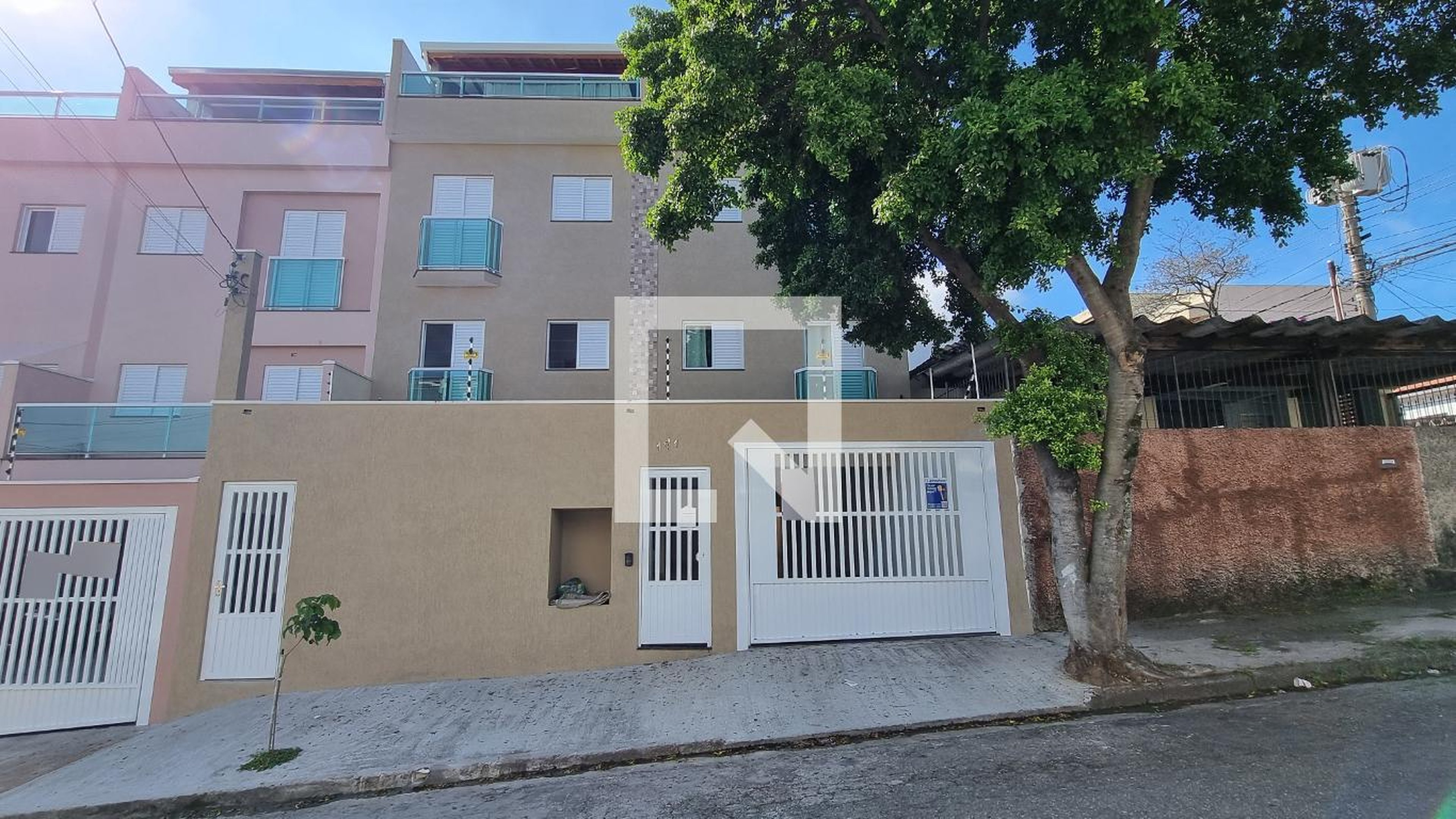 Fachada Condomínio em Rua das Violetas, 171