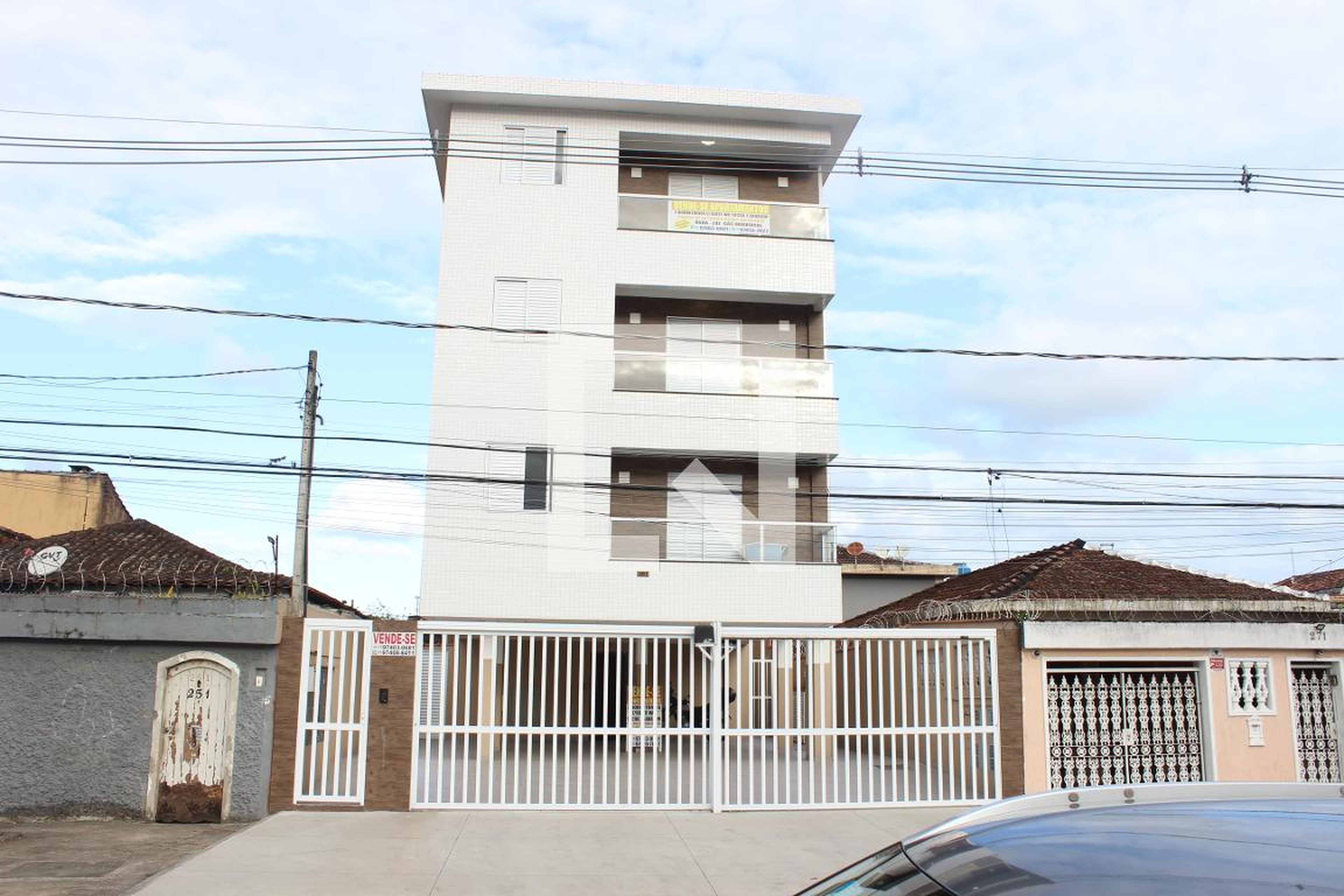 Fachada do Prédio Condomínio em Rua Professora Carolina Ribeiro de Barros, 261