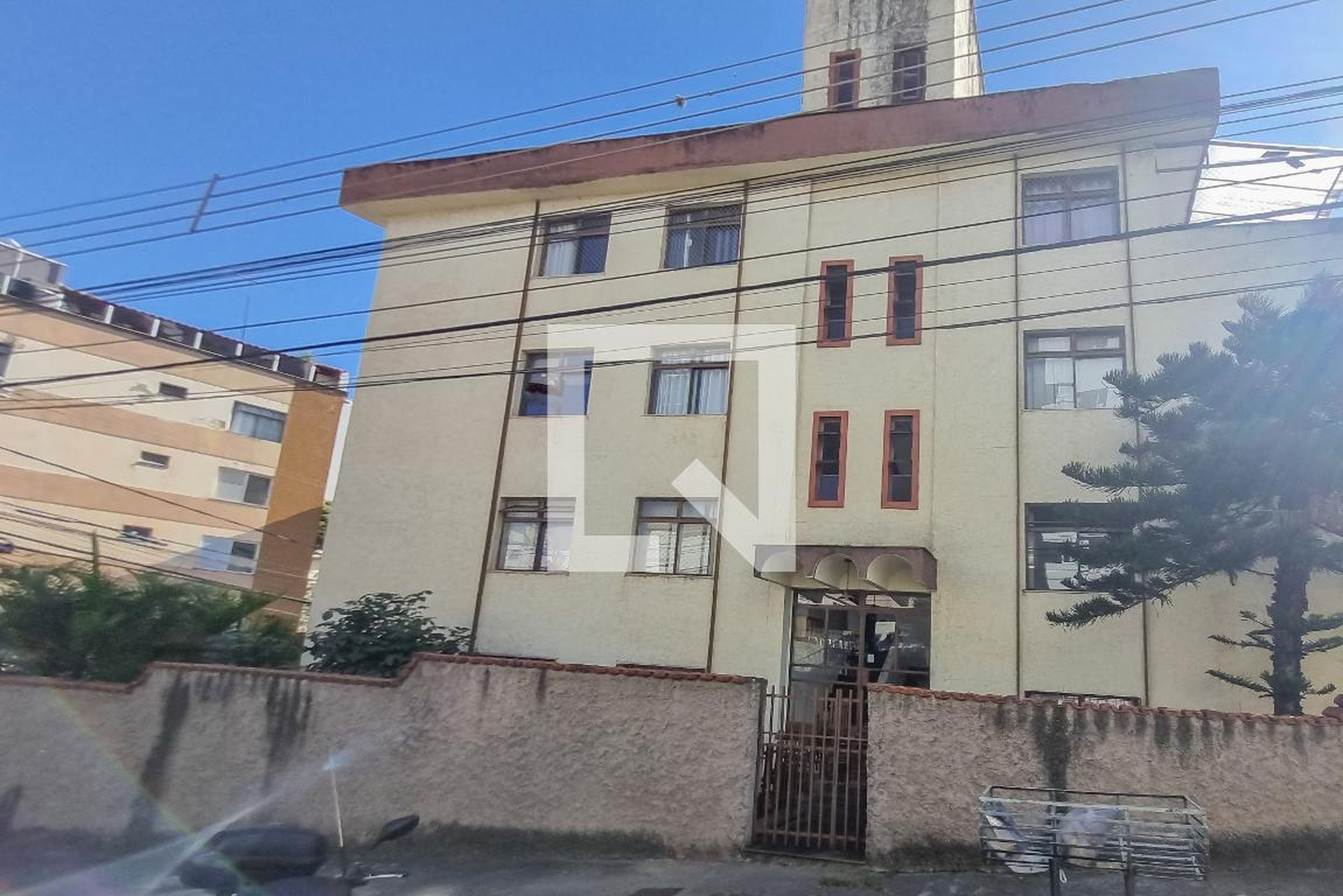 Fachada Condomínio em Rua Professor Amedee Peret, 585