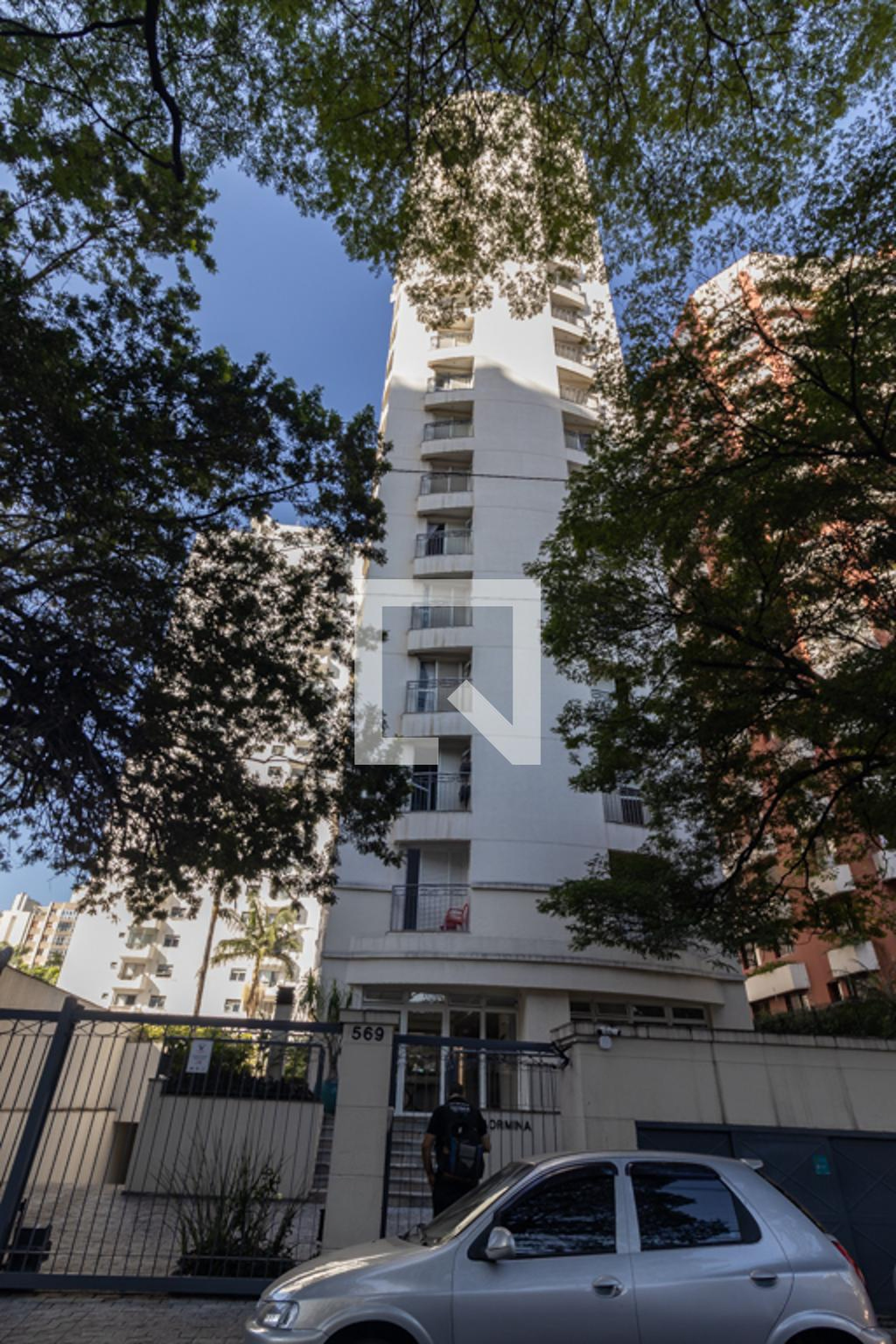 Fachada Condomínio em Rua Comendador Miguel Calfat, 568