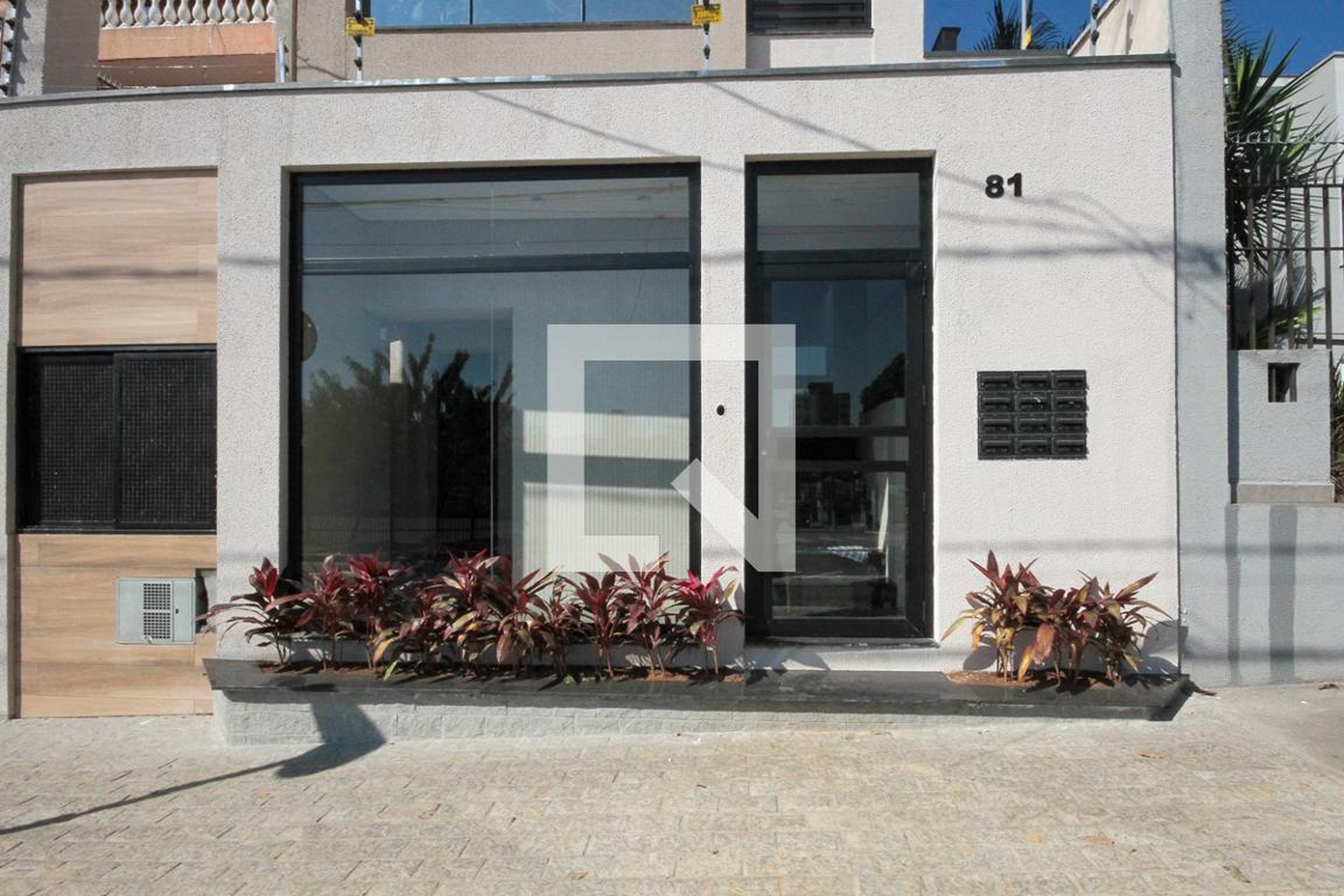 Fachada Condomínio em Rua Tomás Izo, 81