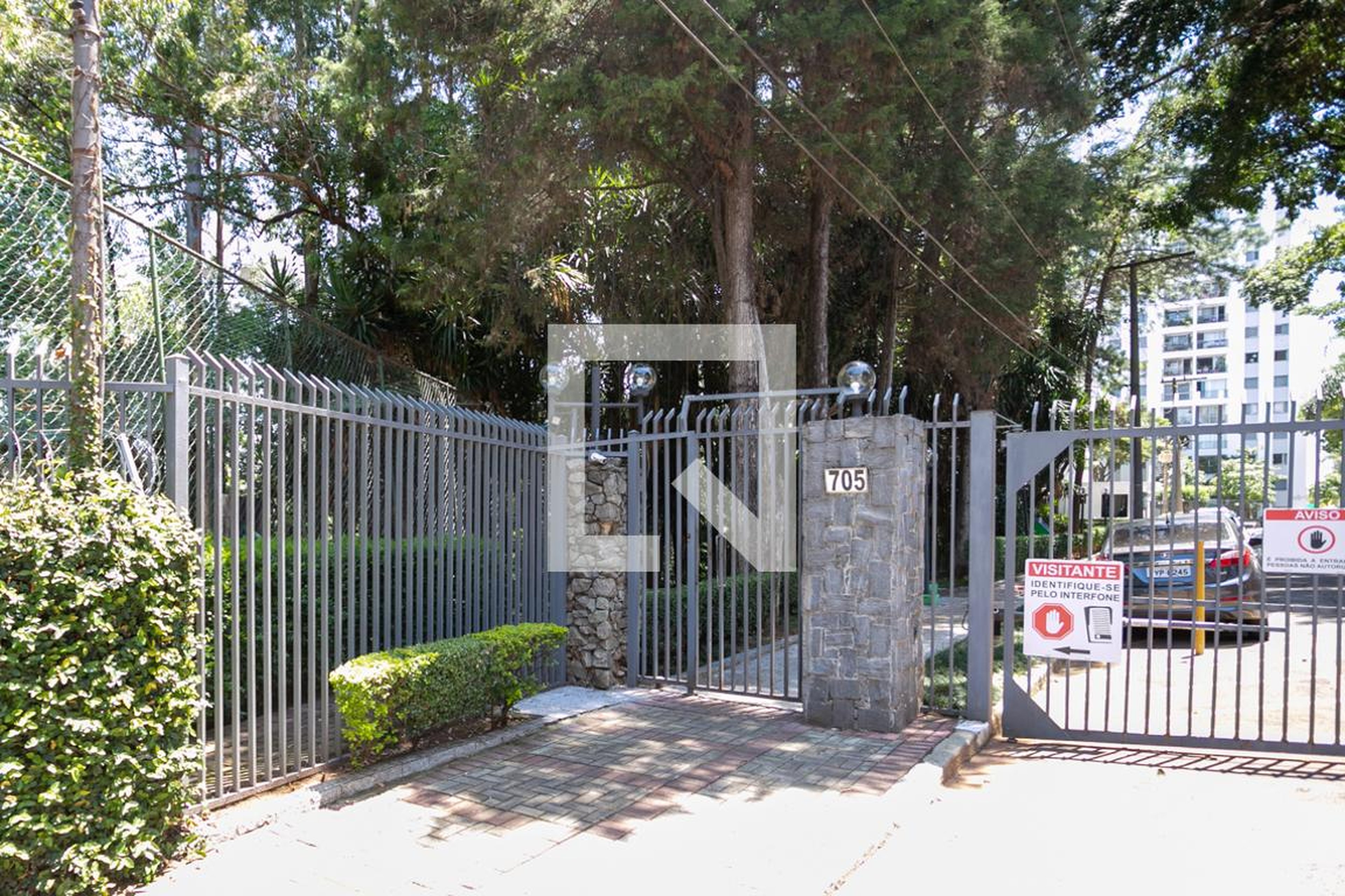 Fachada do condomínio Condomínio Velazquez e Salvador Dali