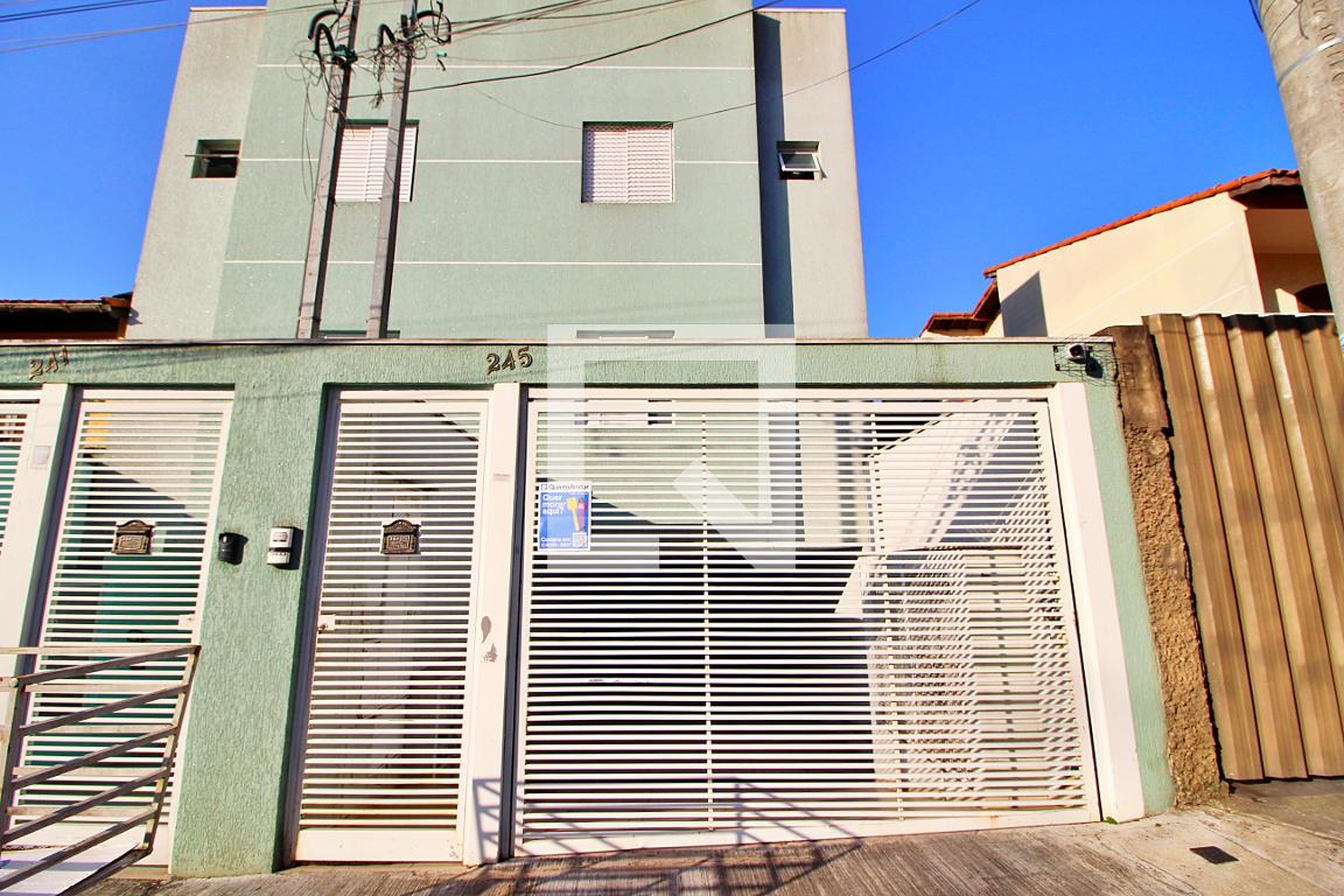 Fachada Condomínio em Rua Gana, 245