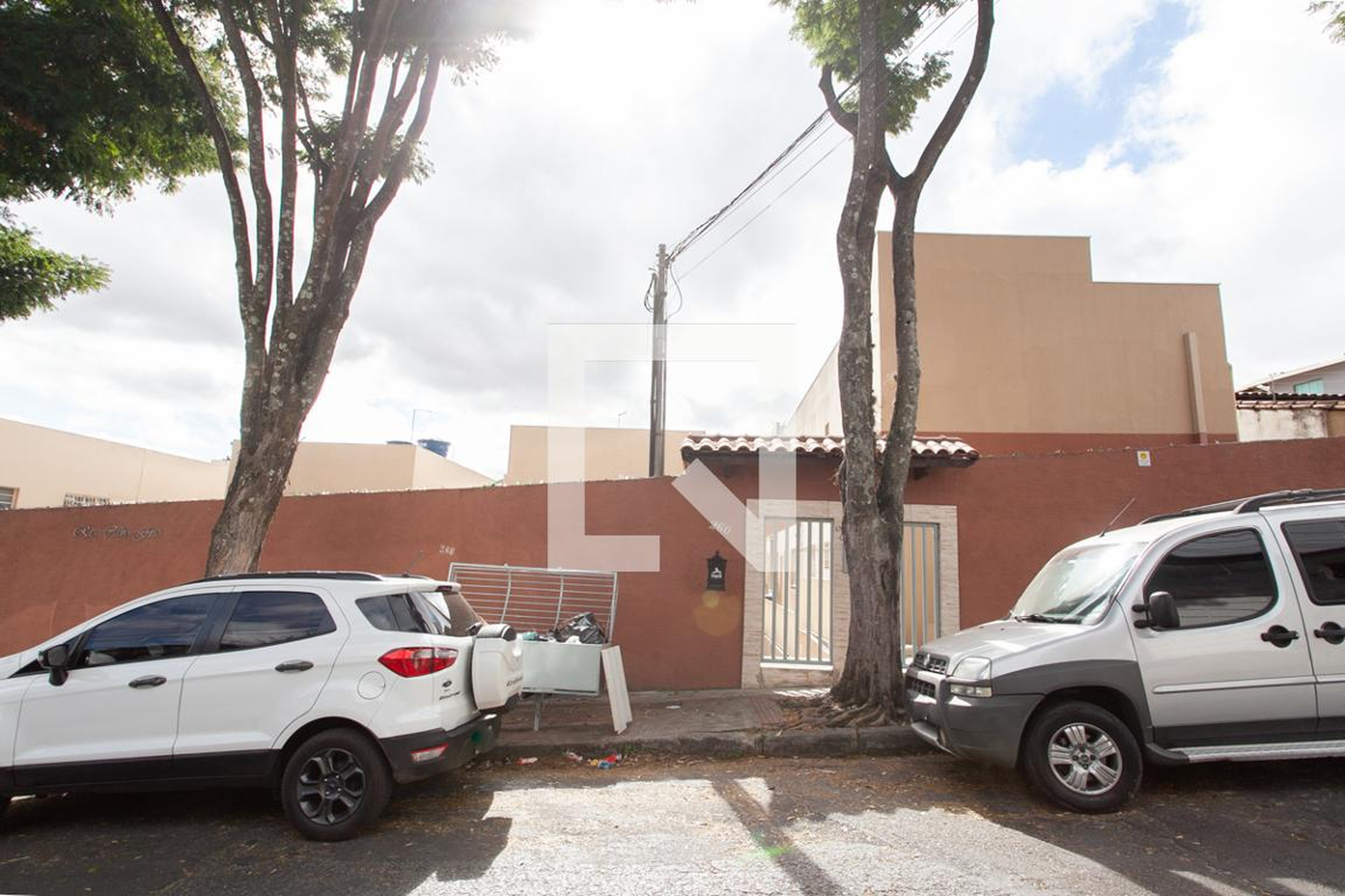 Fachada Condomínio em Rua Thomaz Naves, 268