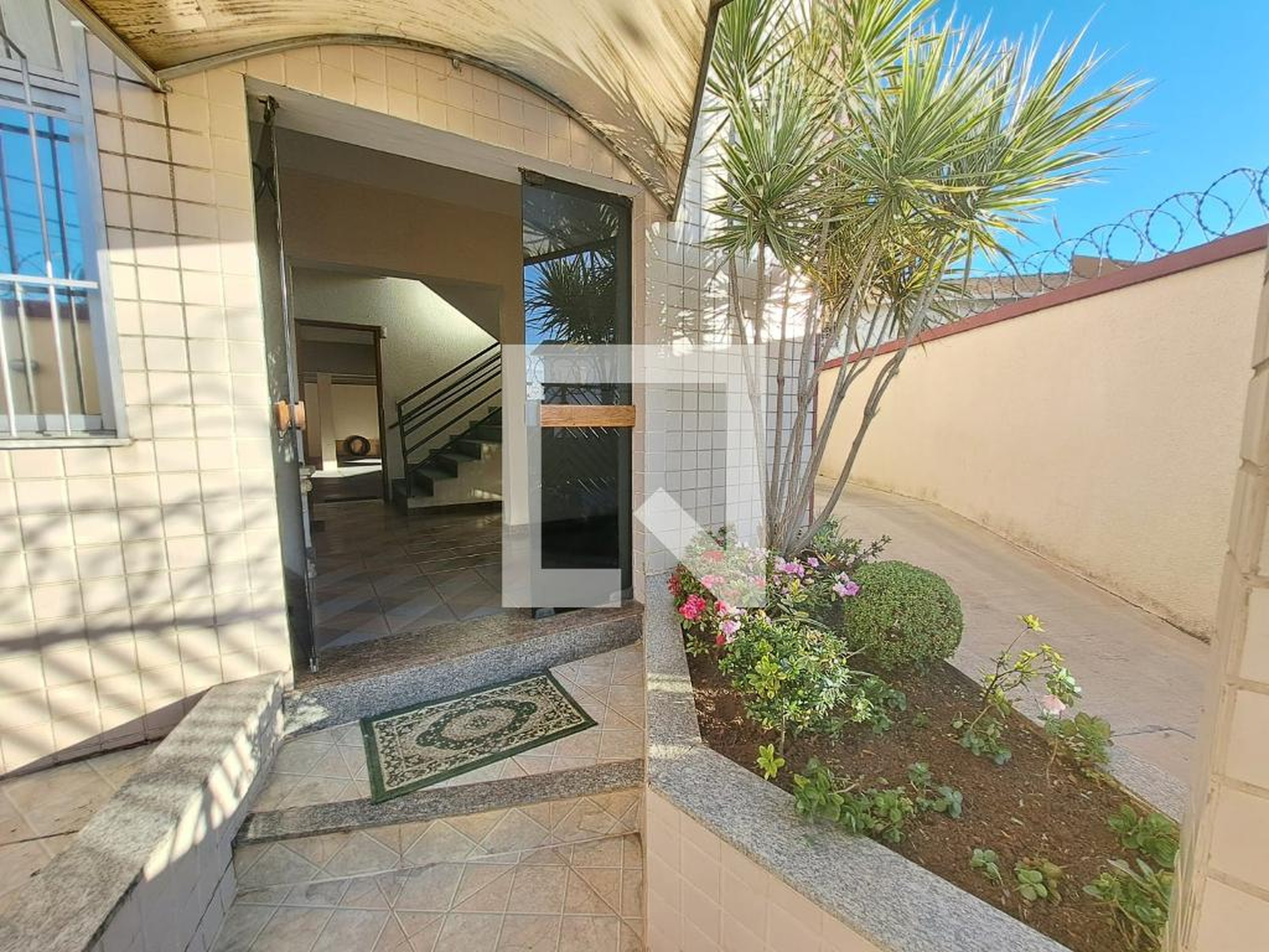 Entrada Edifício Montes Alpinos