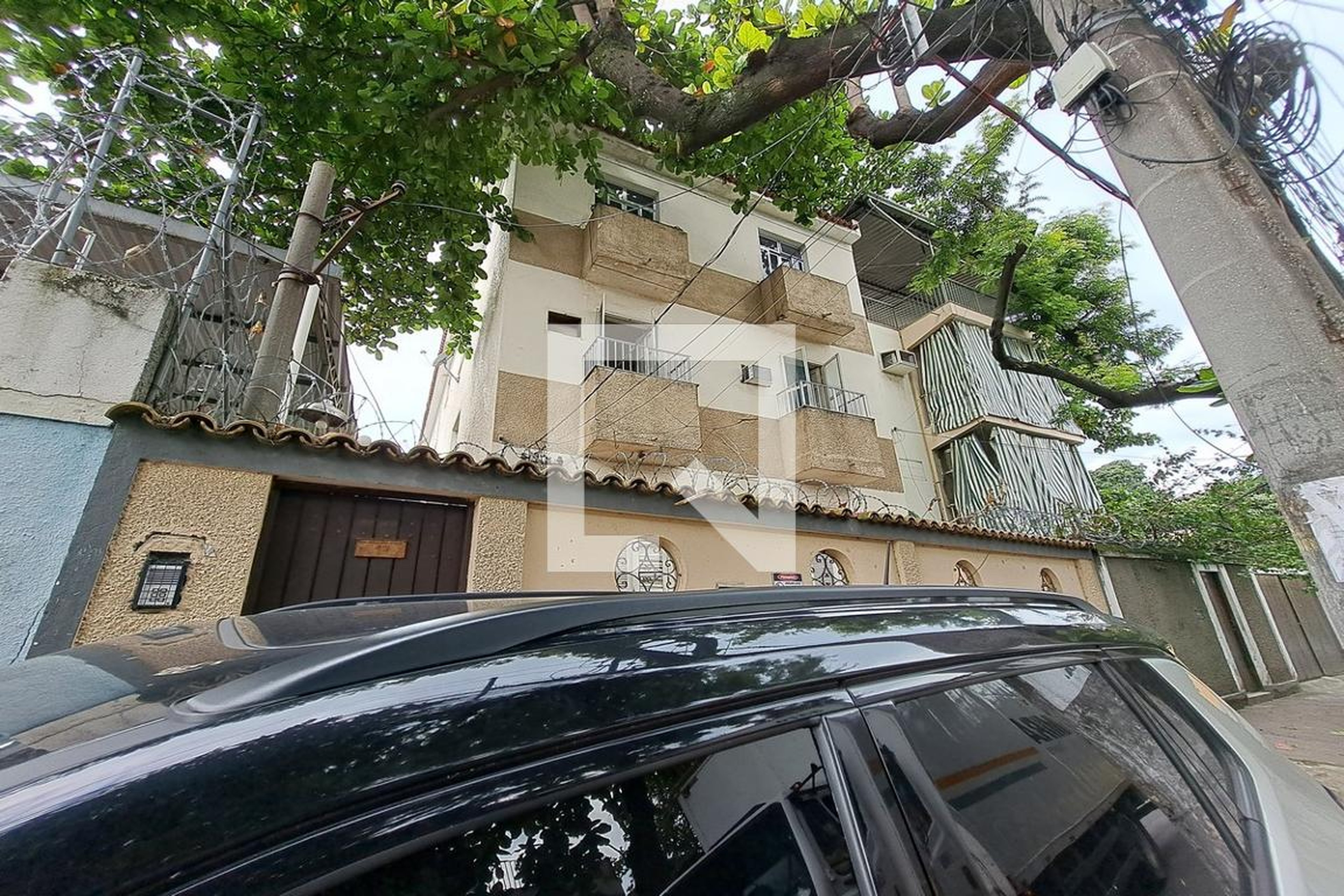 Fachada Condomínio em Rua Magalhães Castro, 17