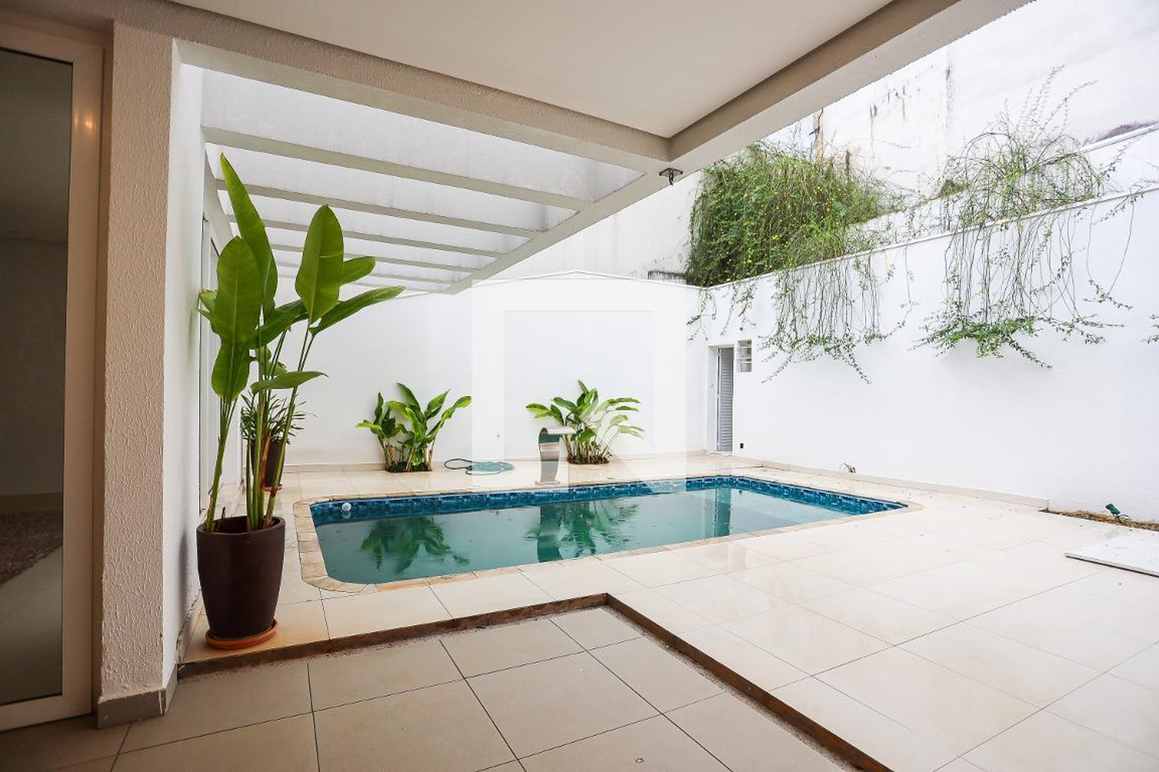 Piscina Condomínio em Rua Mascarenhas Homem, 514