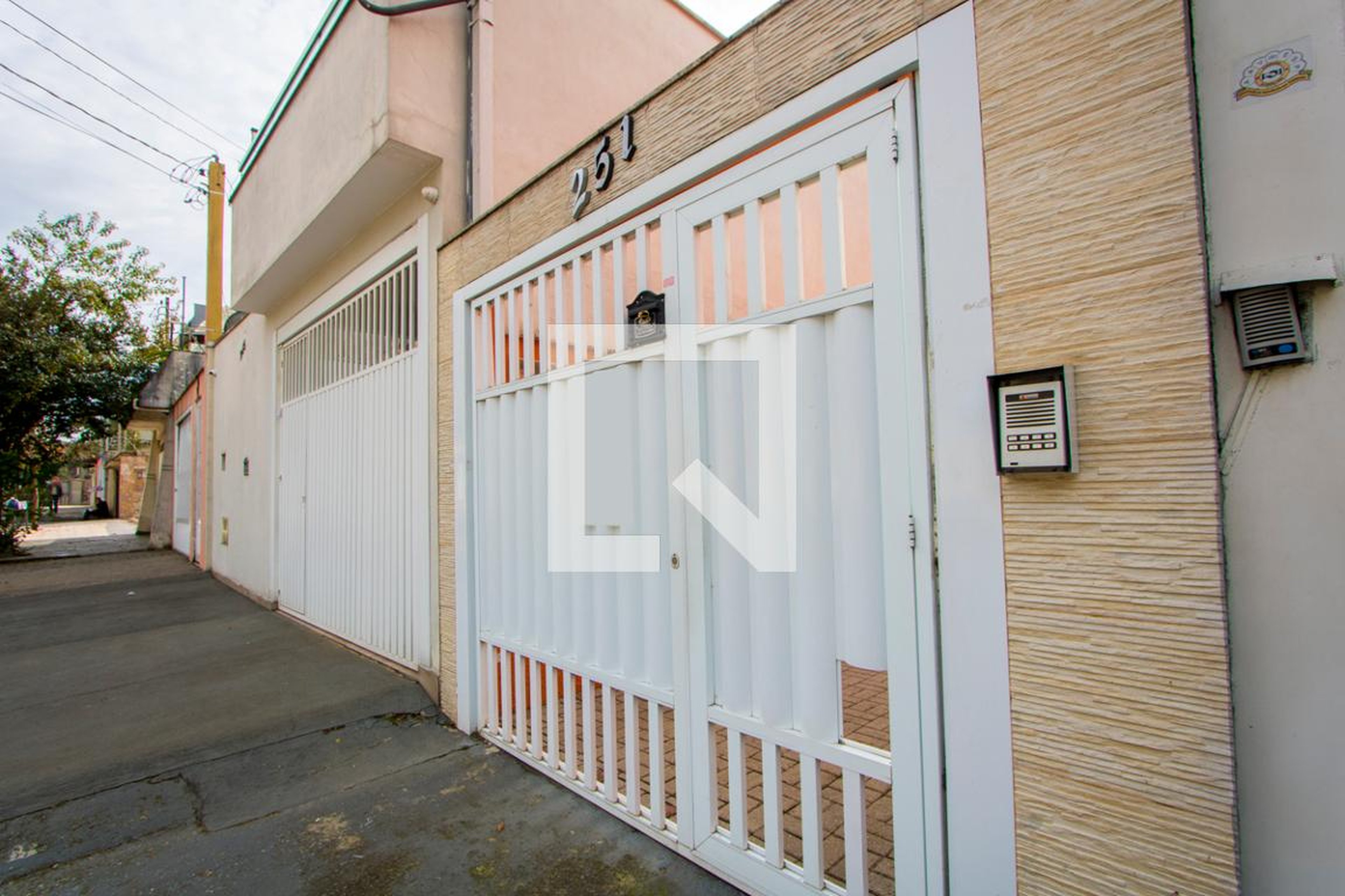 Fachada Condomínio em Rua Alzira, 251