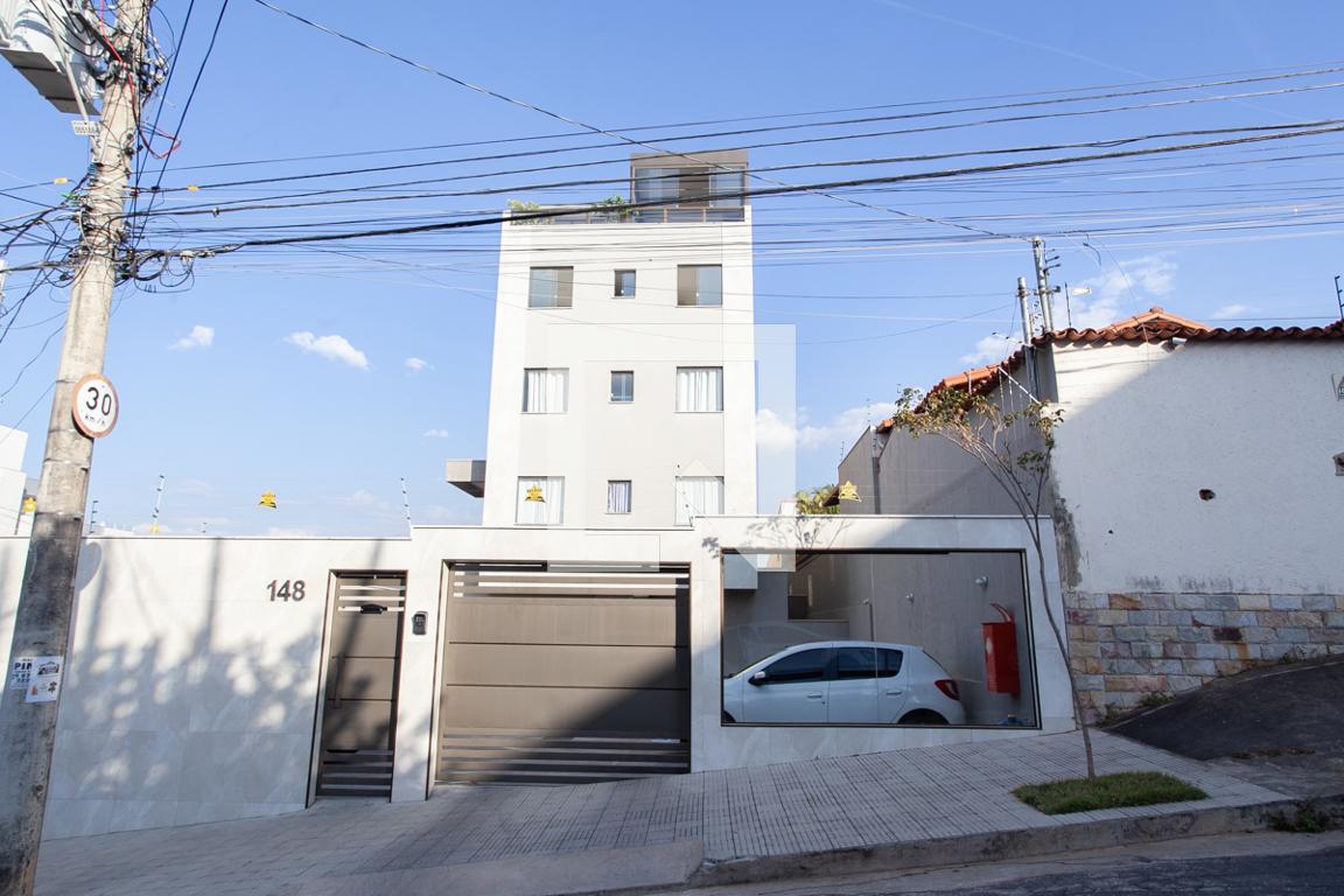 Fachada Condomínio em Rua Martim-Pescador, 148