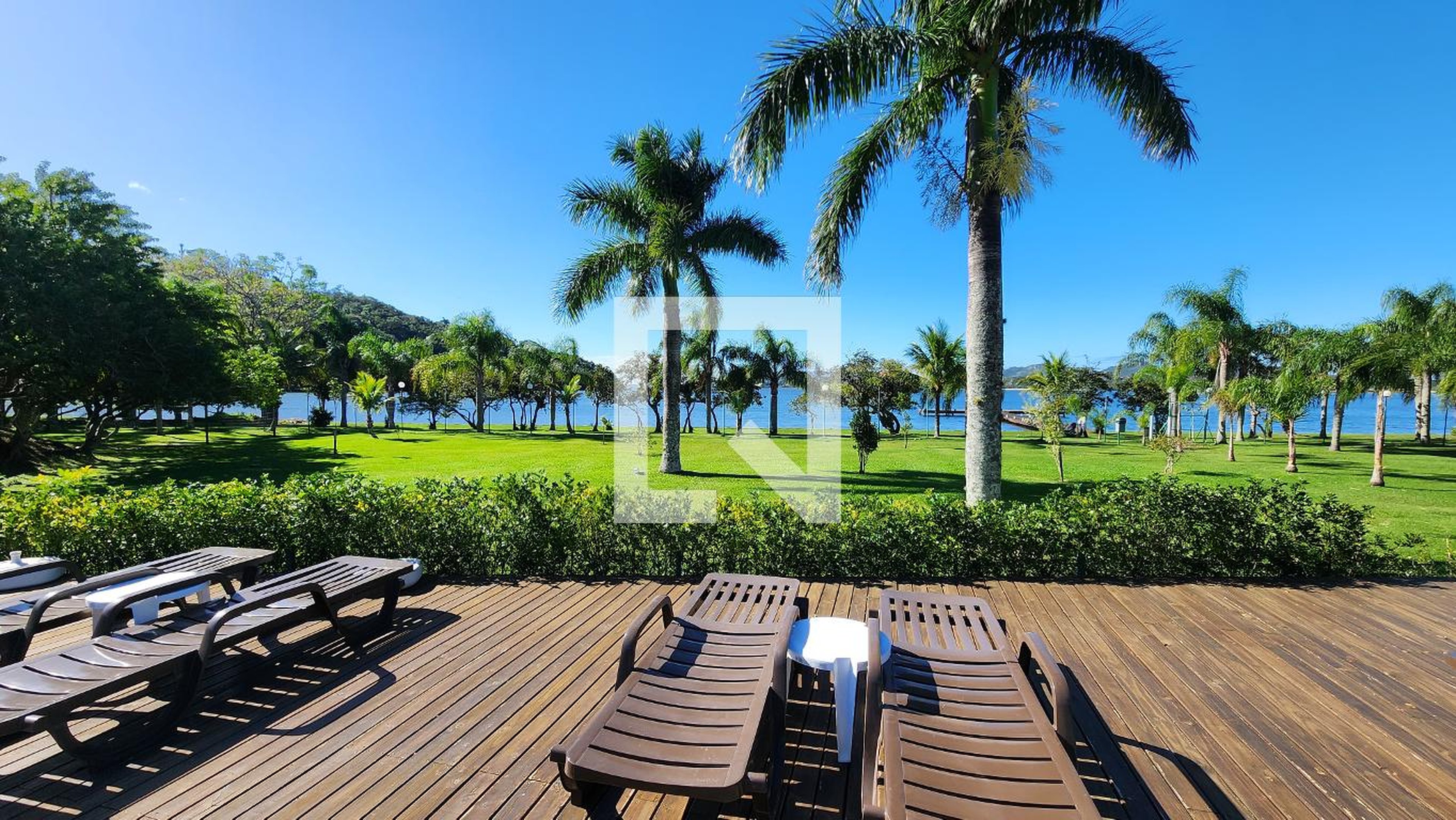 Área da Piscina - Residencial e Comercial Porto da Lagoa Resort