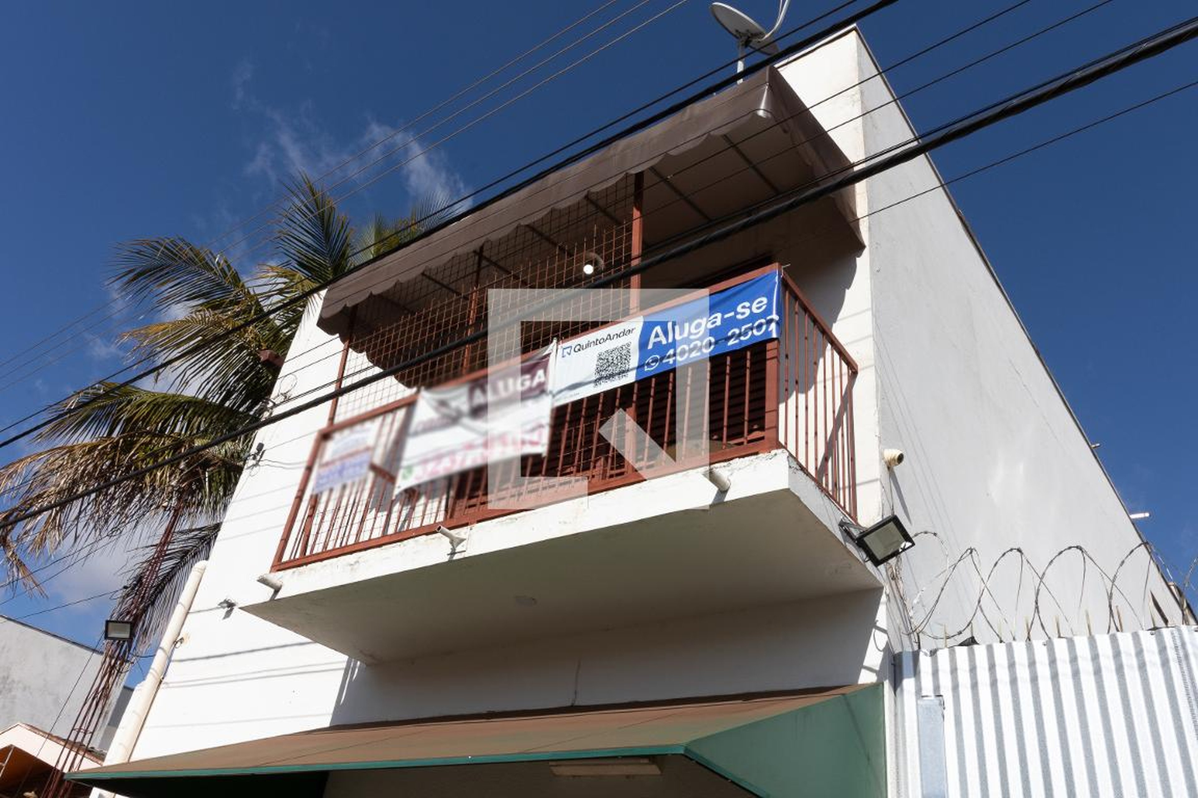 Fachada Condomínio em Rua Albano José de Carvalho, 220