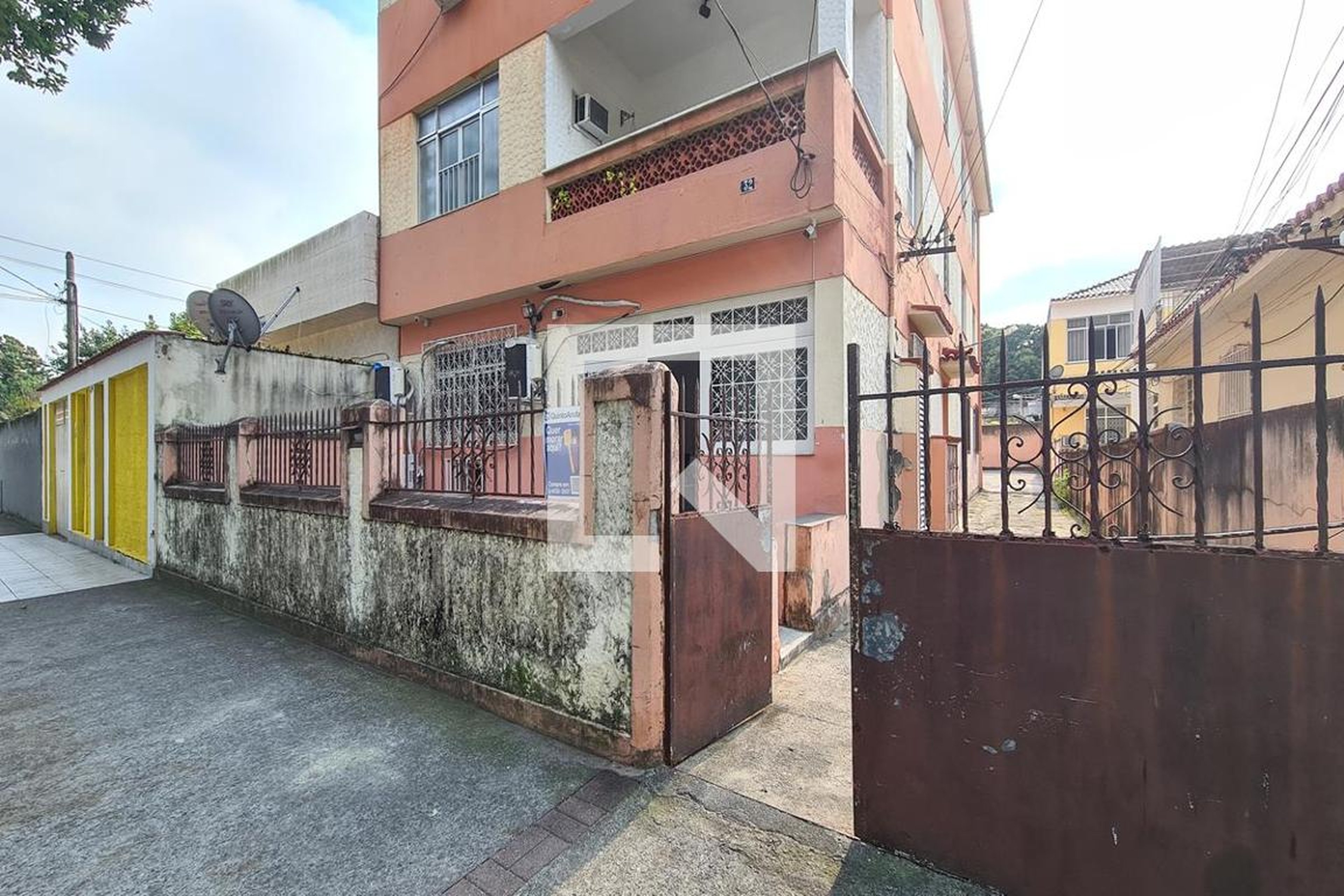 Fachada Condomínio em Rua Lucinda Barbosa, 32